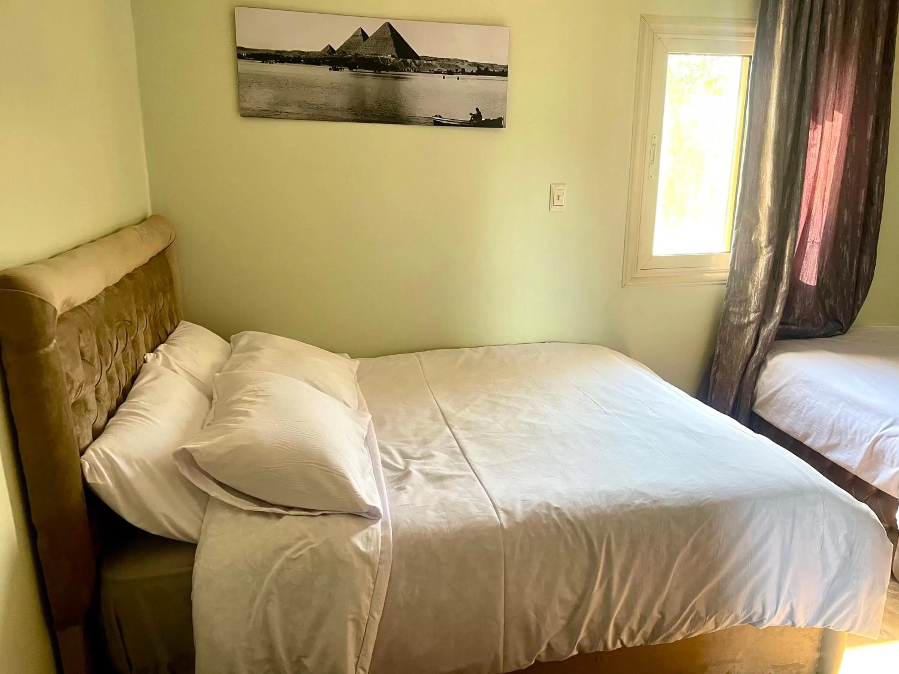 Bed in Sphinx palace pyramids view