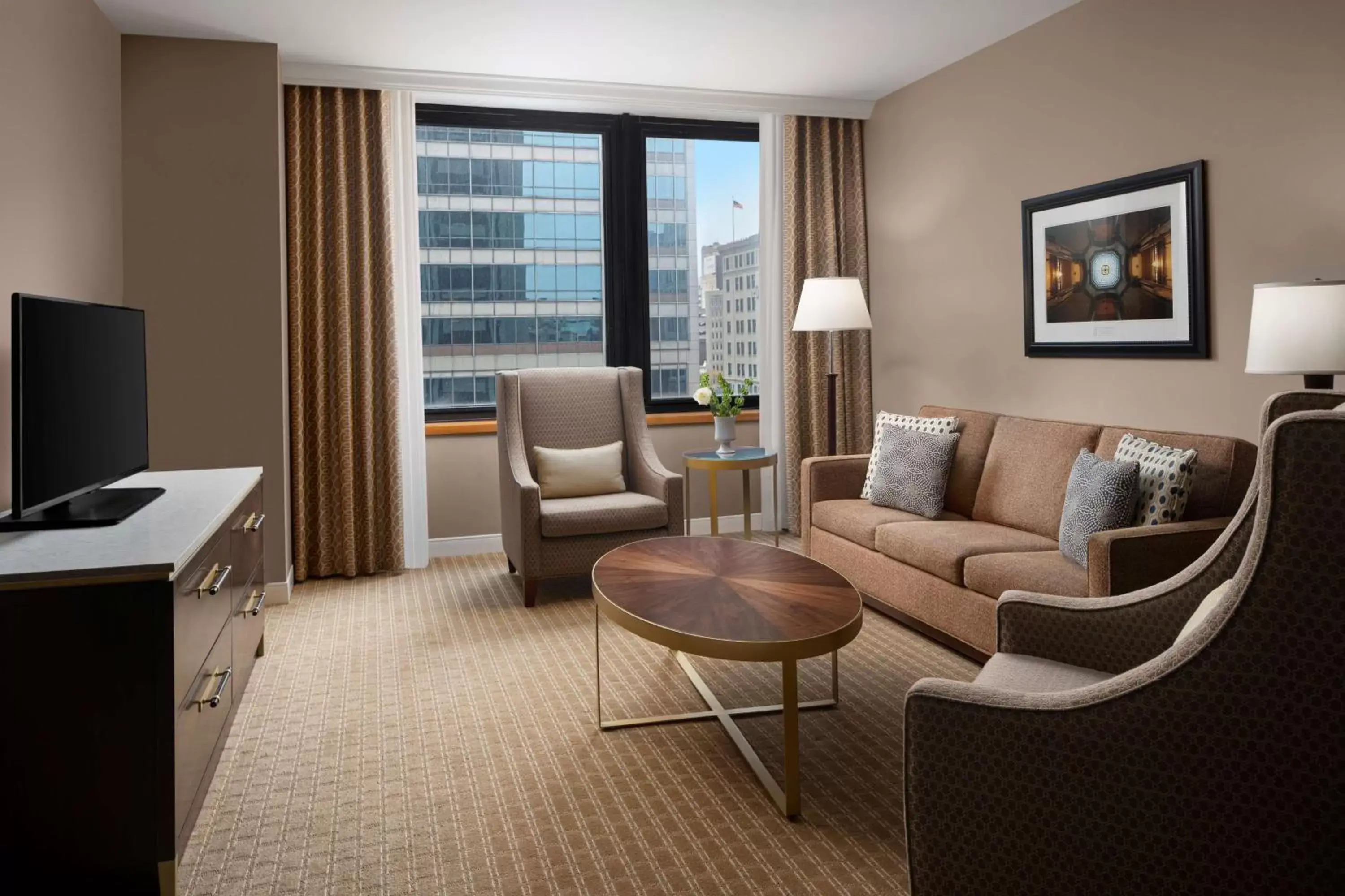 Living room, Seating Area in Hilton Indianapolis Hotel & Suites