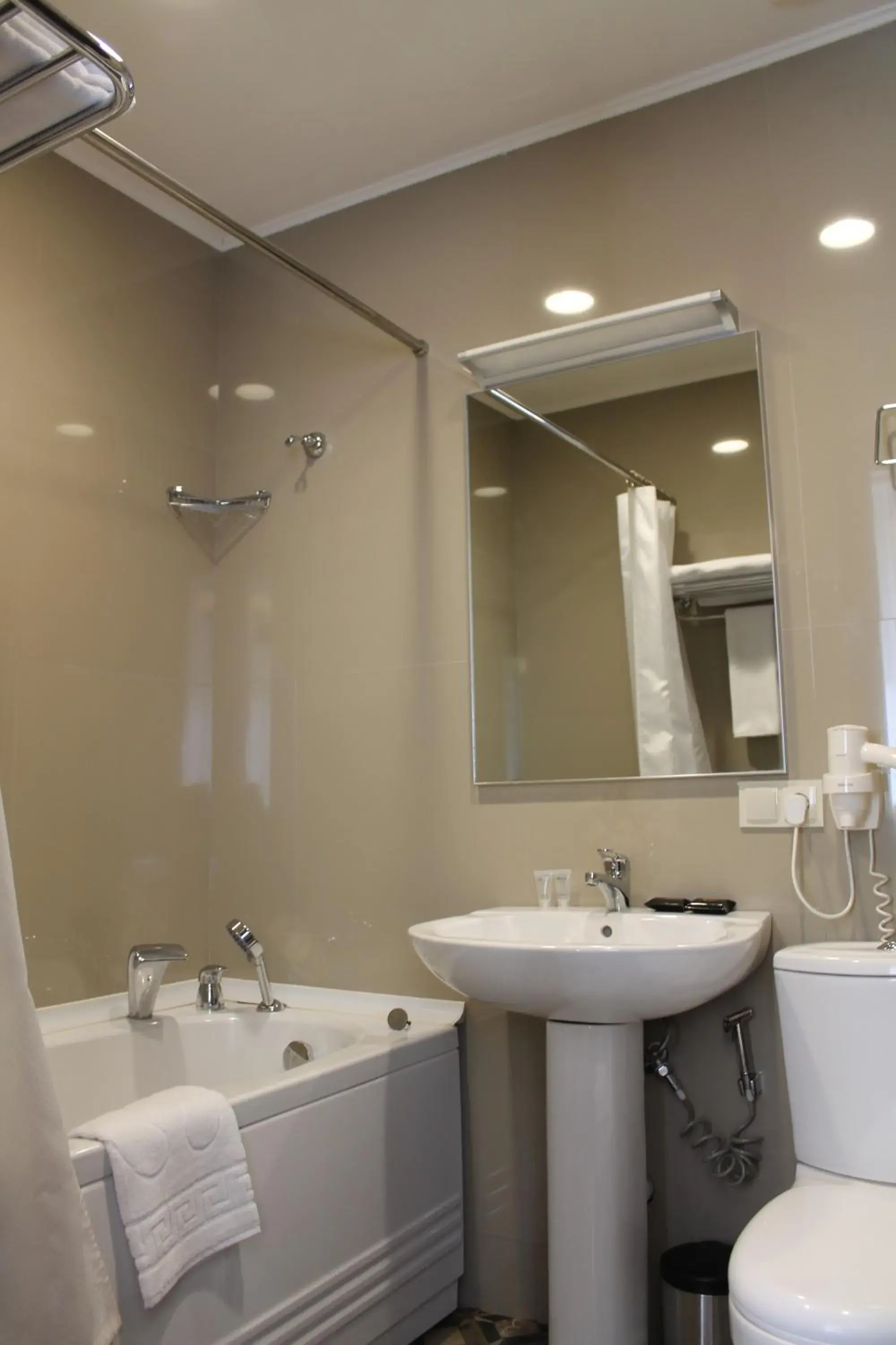 Shower, Bathroom in Redline Hotel