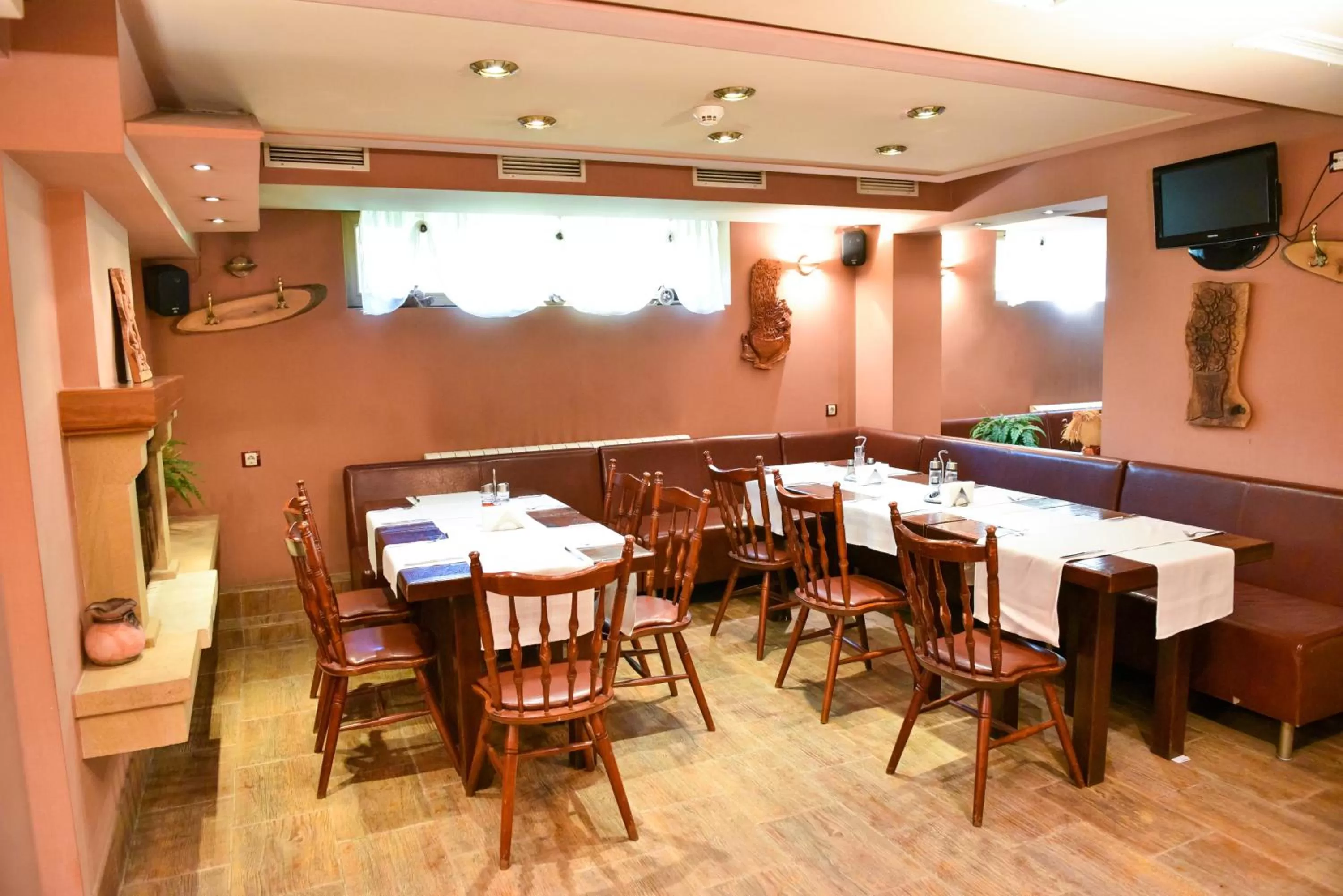 Restaurant/places to eat in Martin Club Hotel