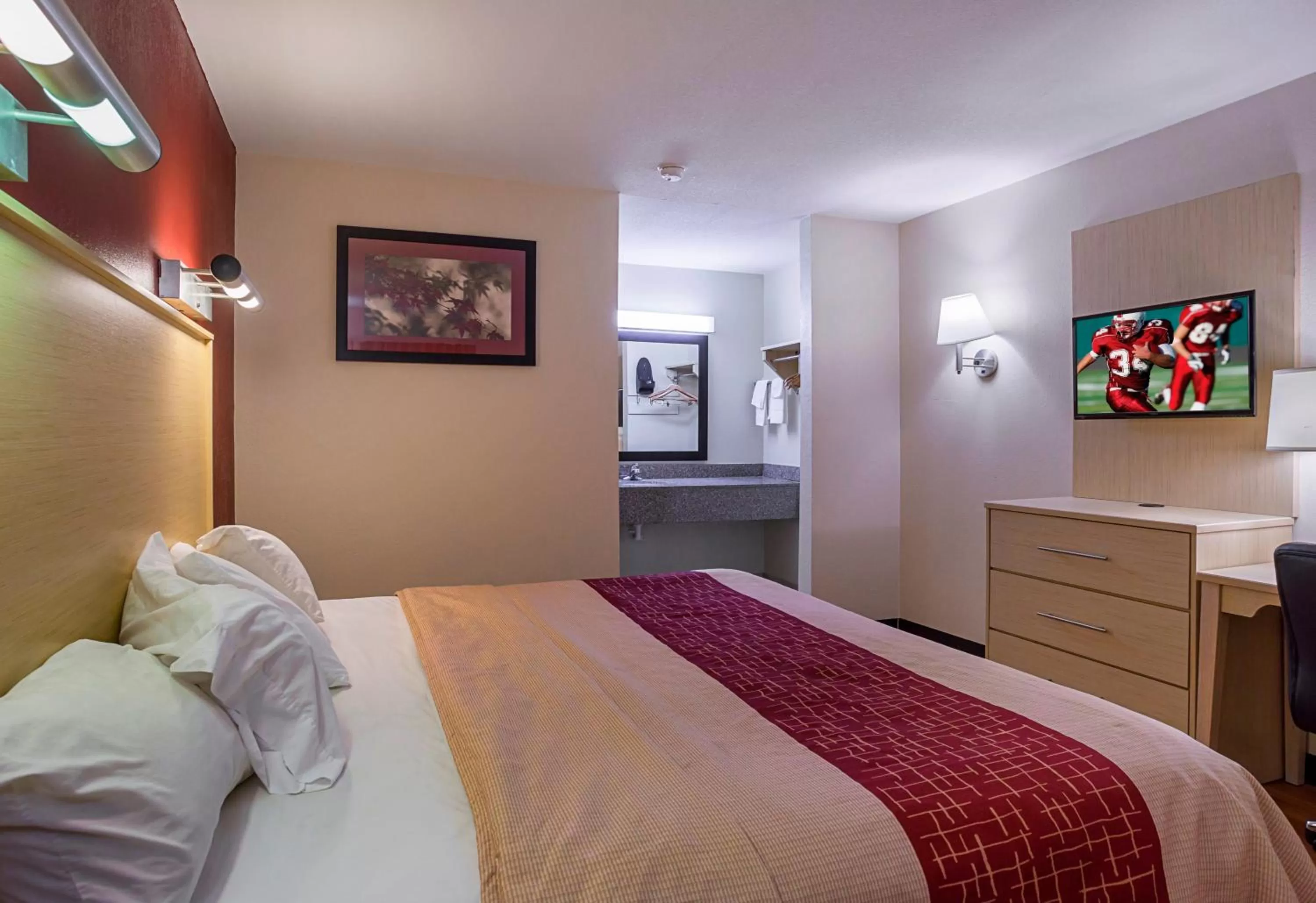 Photo of the whole room, Bed in Red Roof Inn West Memphis, AR