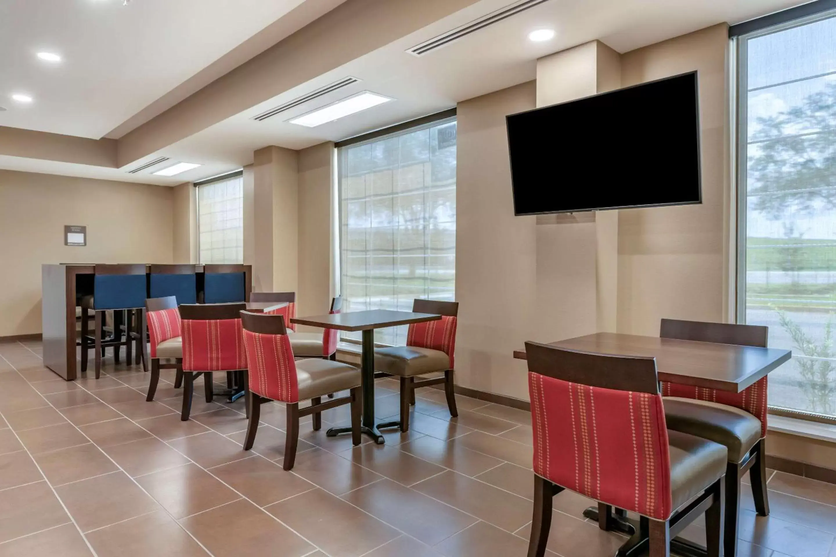 Restaurant/places to eat, Lounge/Bar in Comfort Suites Daytona Beach - Speedway