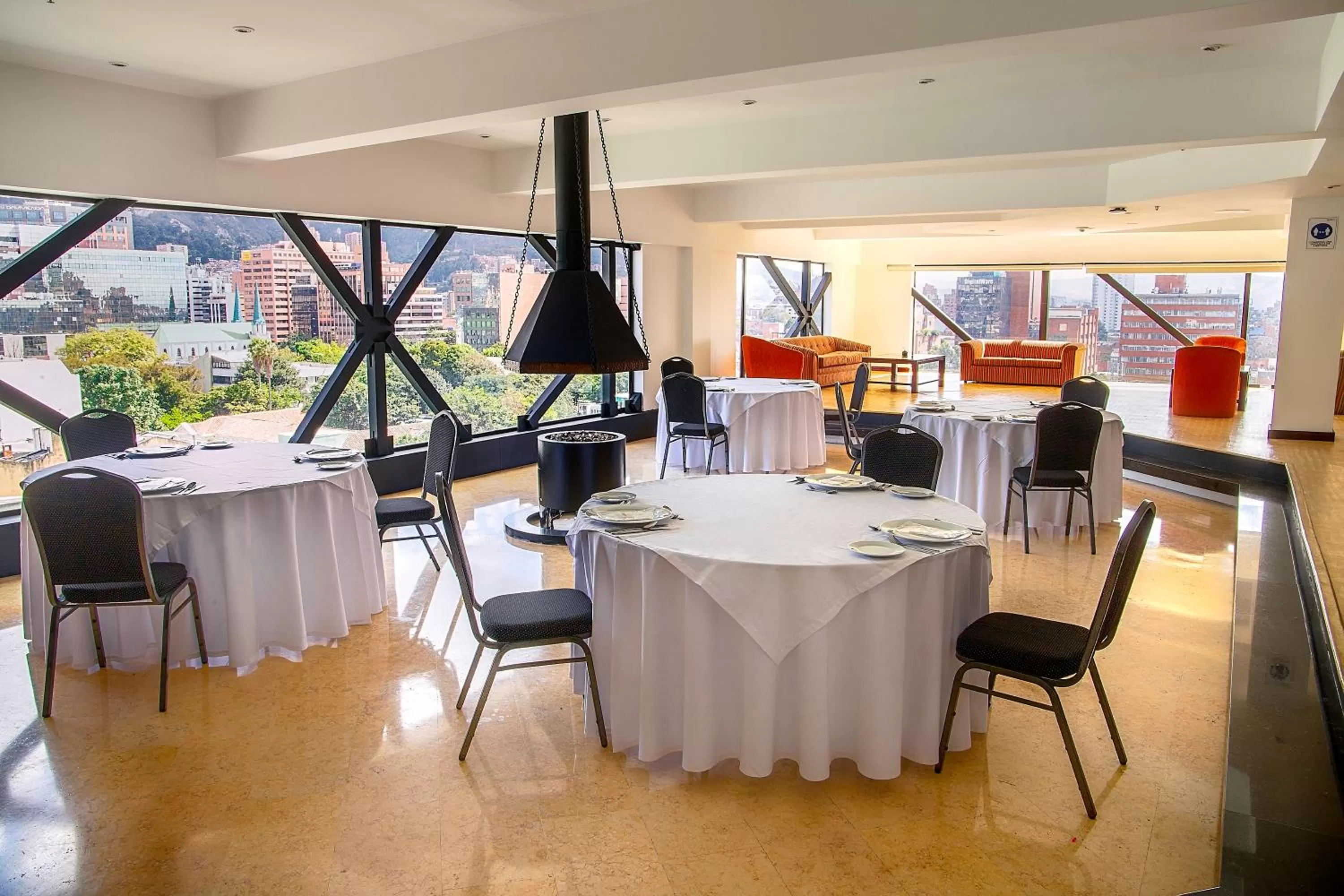 Communal lounge/ TV room in Radisson Bogota Metrotel