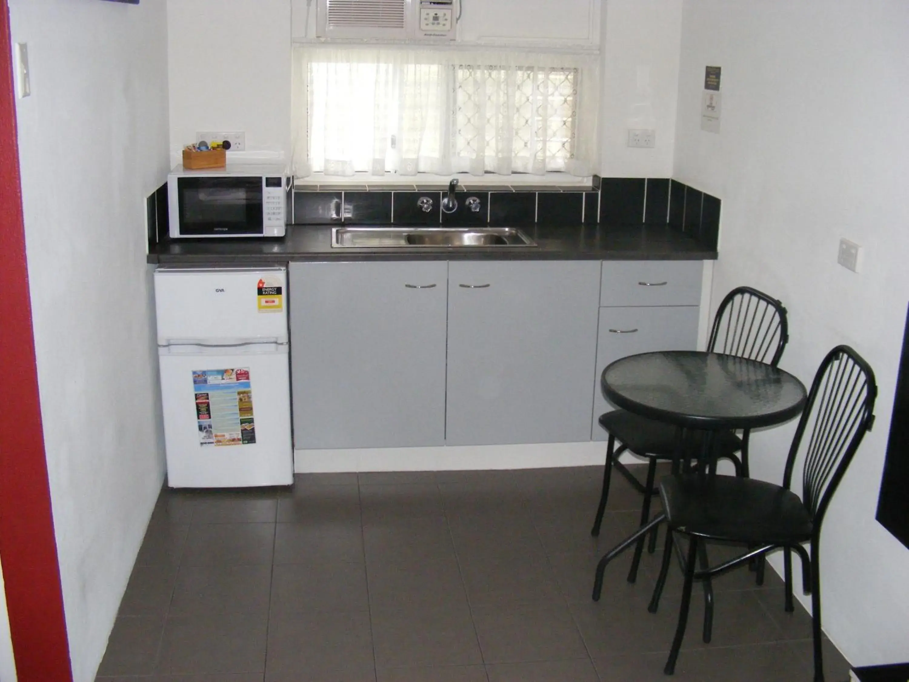 Kitchen or kitchenette, Kitchen/Kitchenette in Motel Lodge