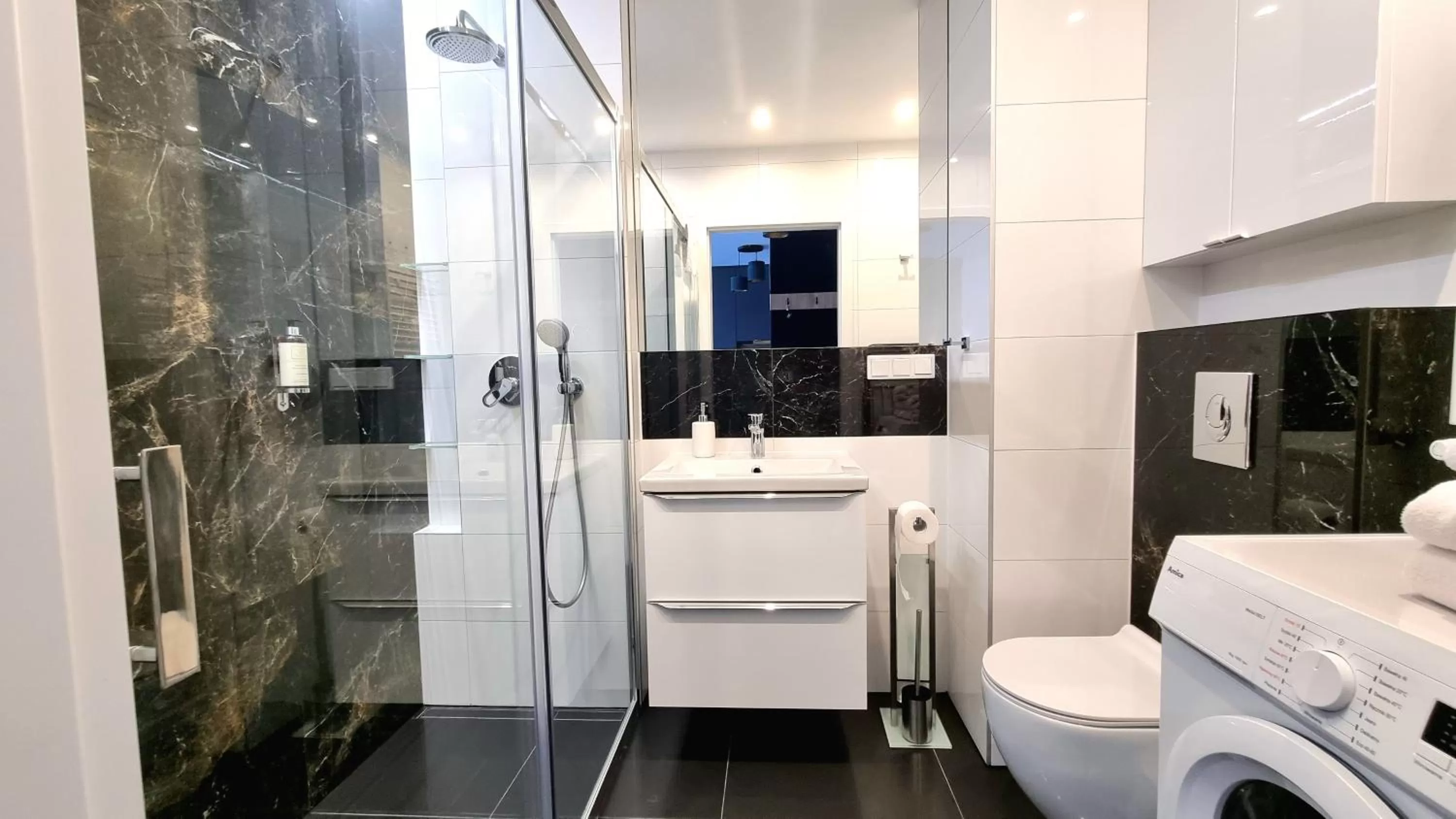 Shower in NOOK NOOK Apartments Bytkowska 103