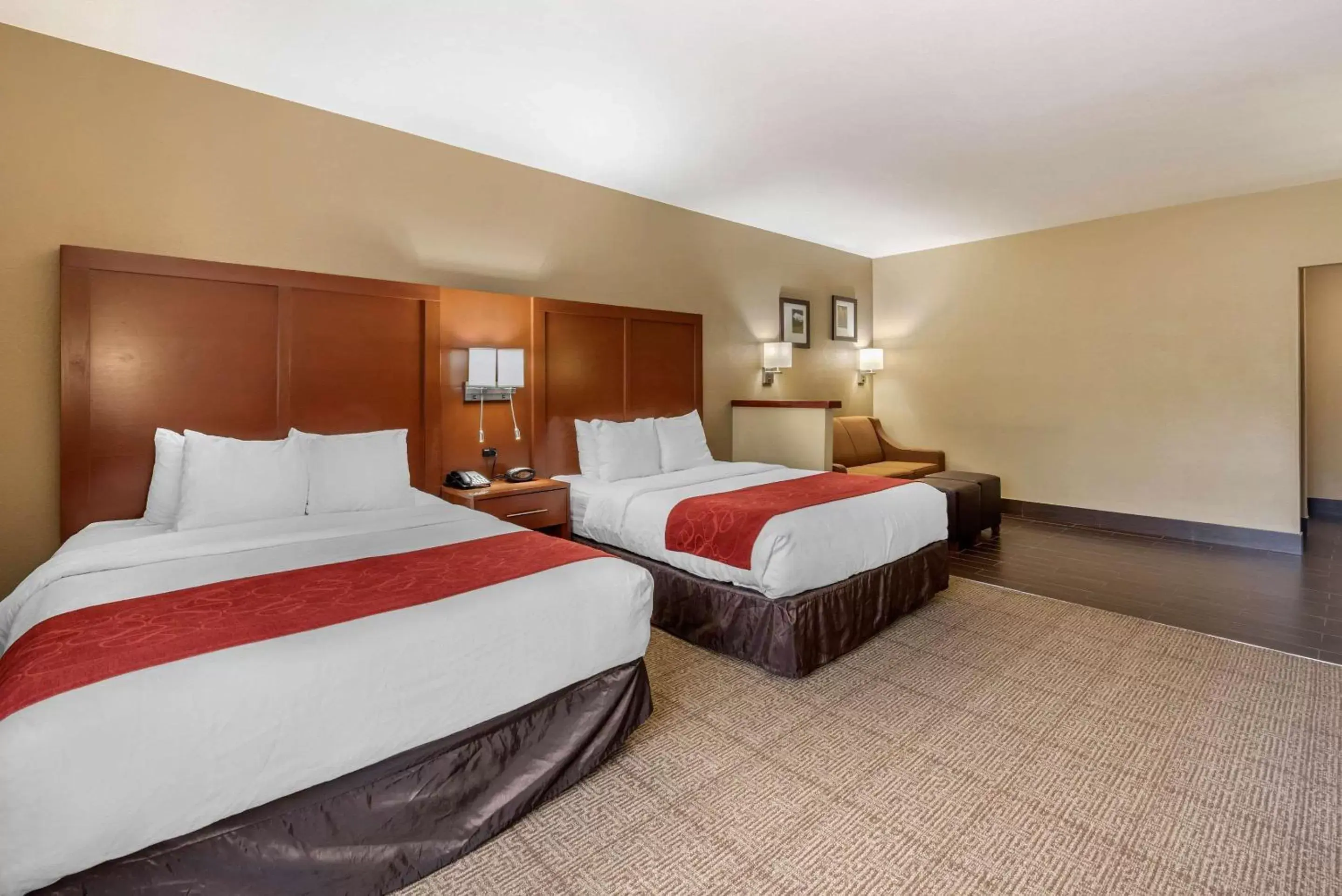 Photo of the whole room, Bed in Comfort Suites Fort Collins Near University