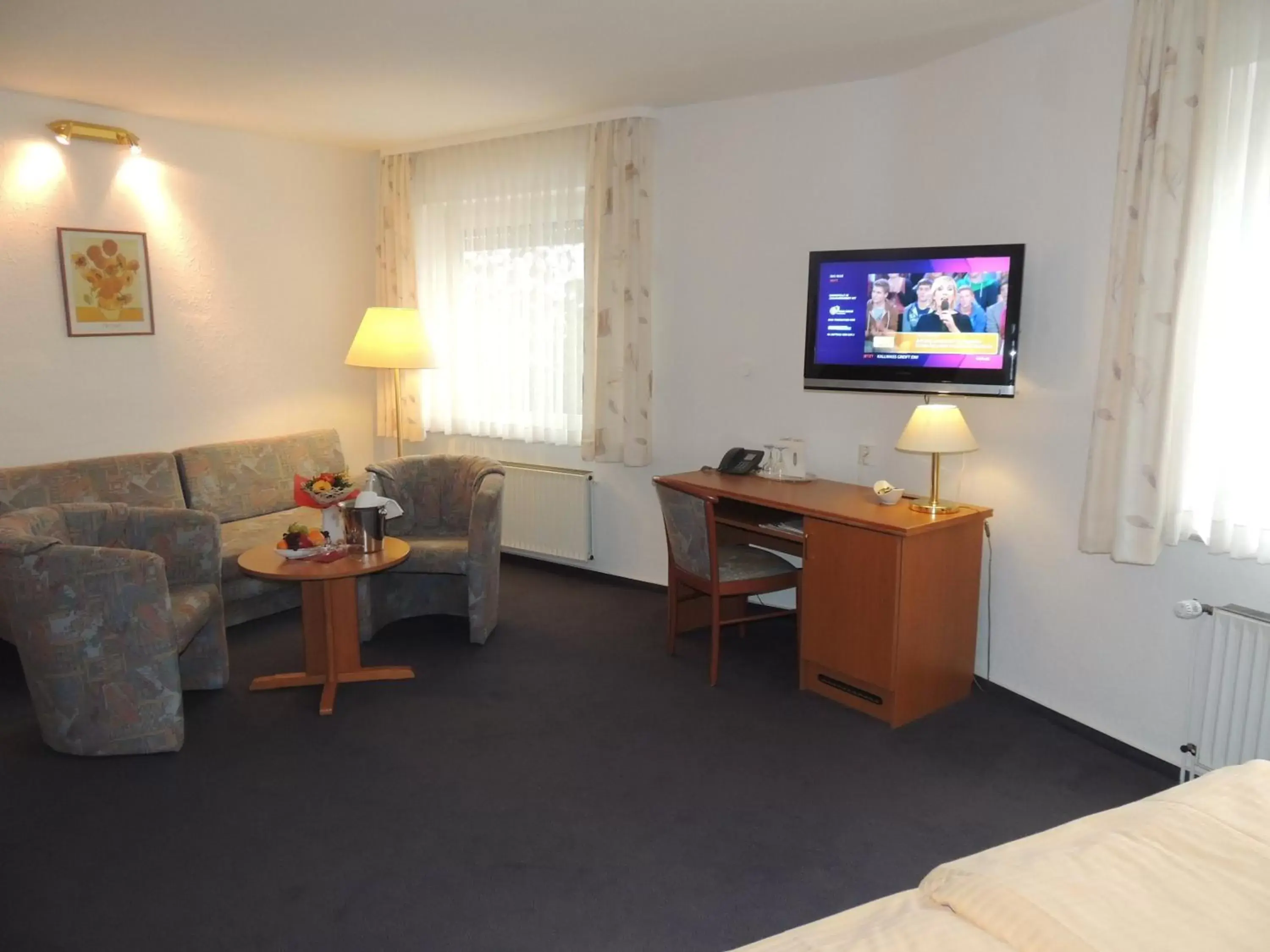 Seating area, TV/Entertainment Center in Hotel-Restaurant zum Roeddenberg