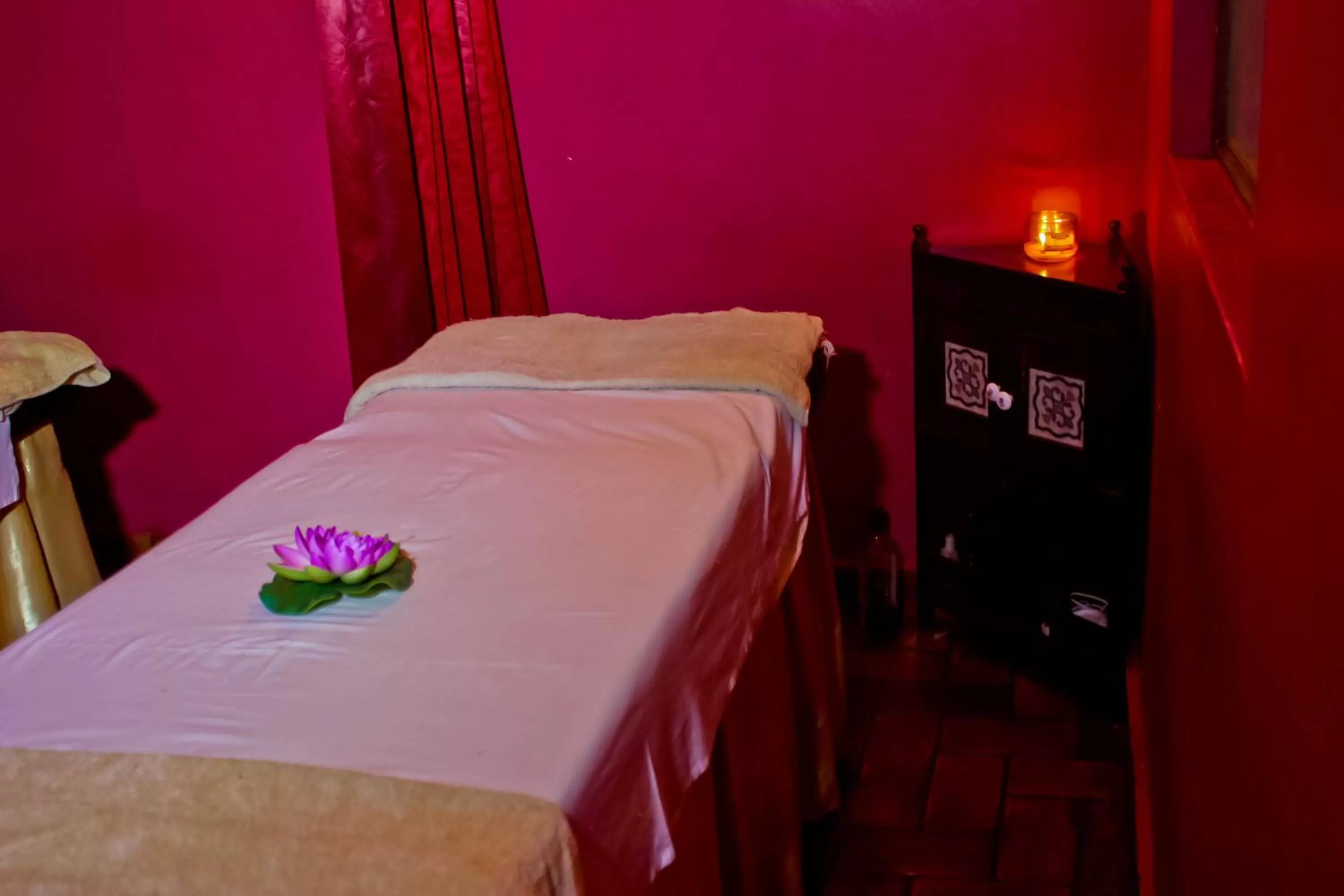 Massage in Al-Nisaa Hotel and Spa