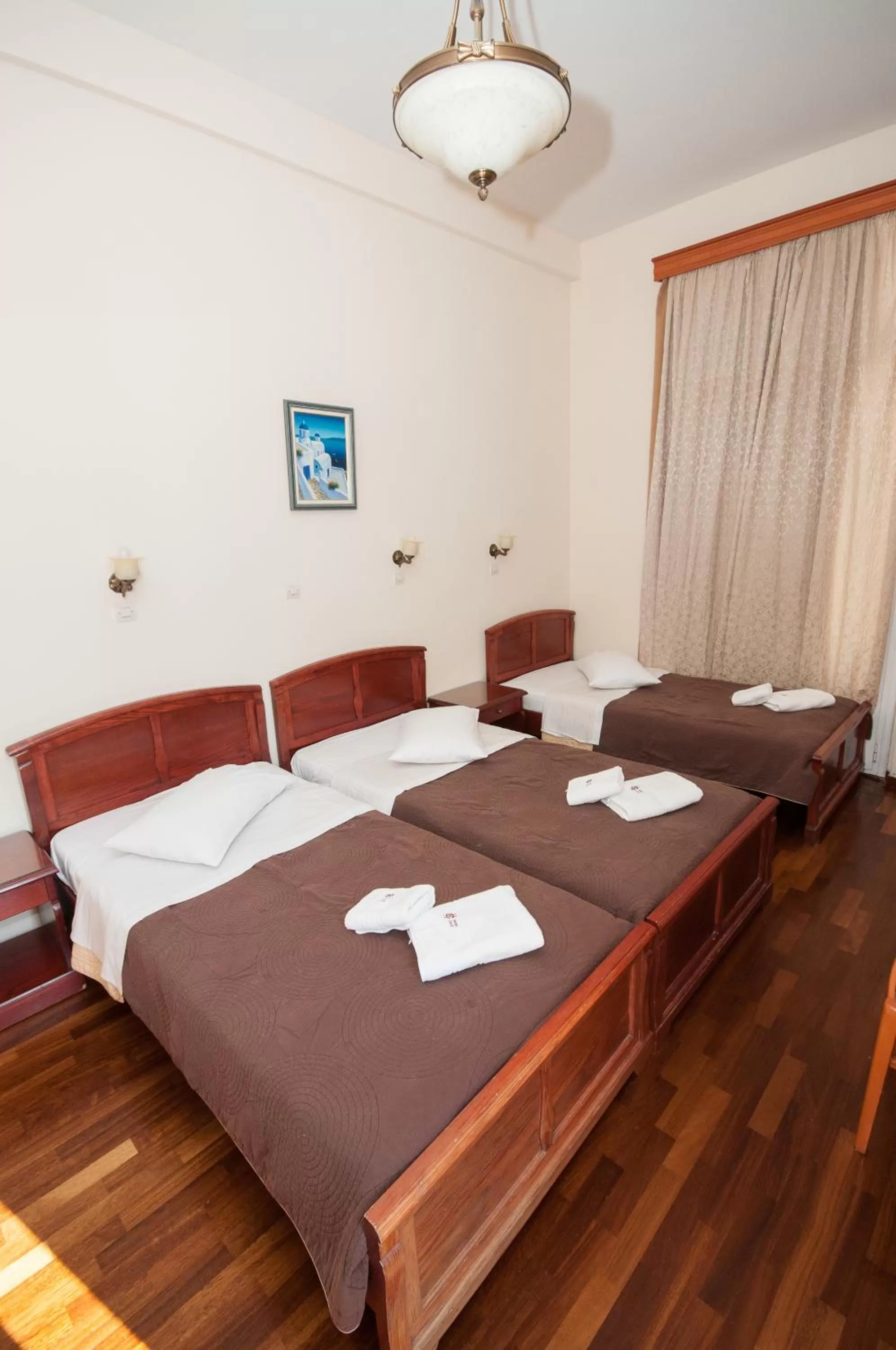 Photo of the whole room, Bed in Cecil Hotel