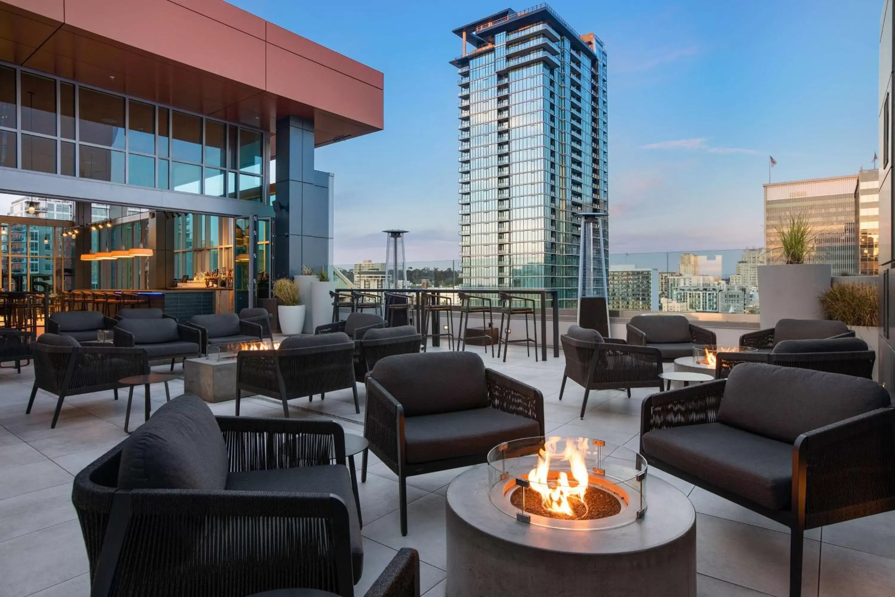 Lounge or bar in Carte Hotel San Diego Downtown, Curio Collection By Hilton
