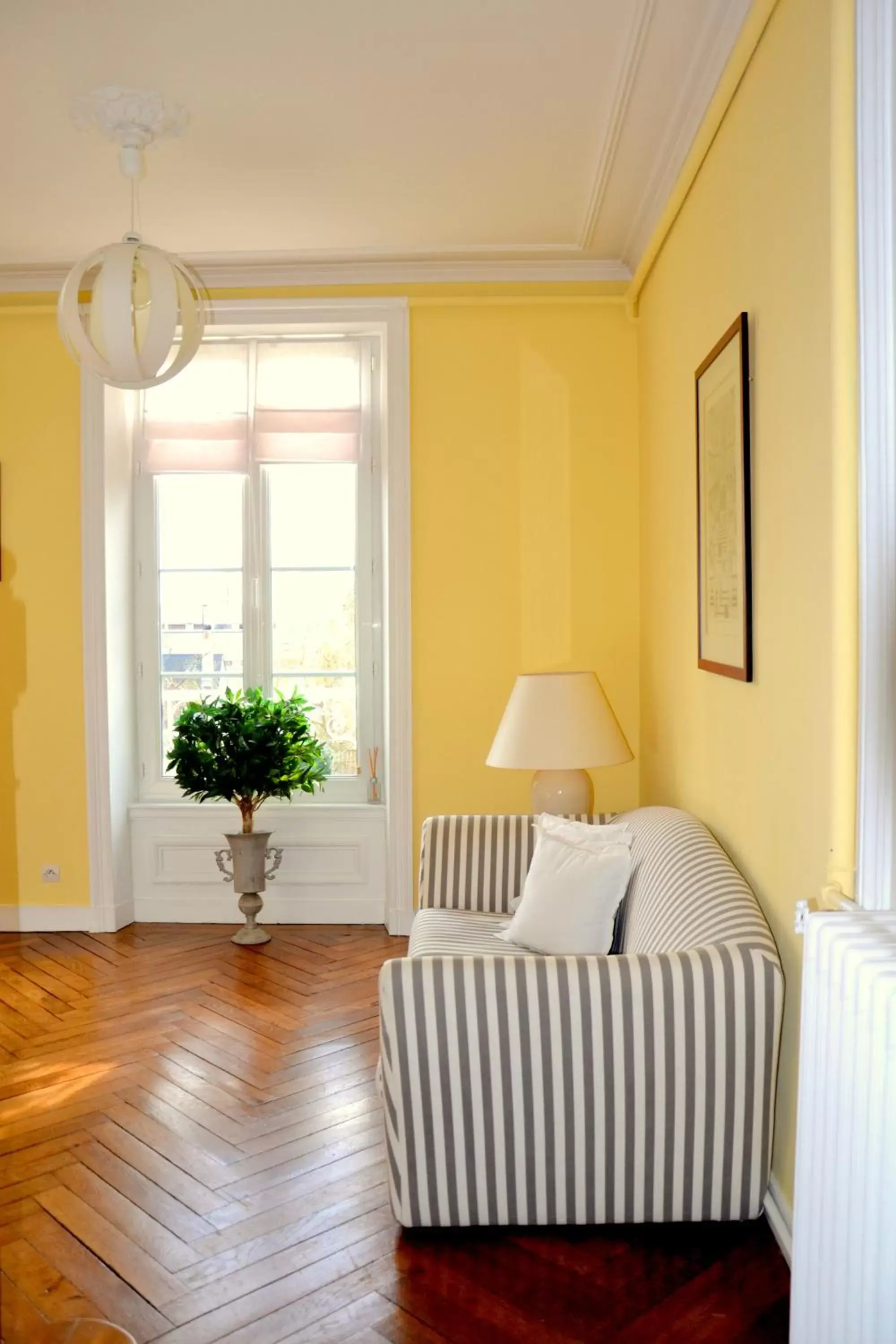 Seating area, Bed in Clos de Bellefontaine B&B