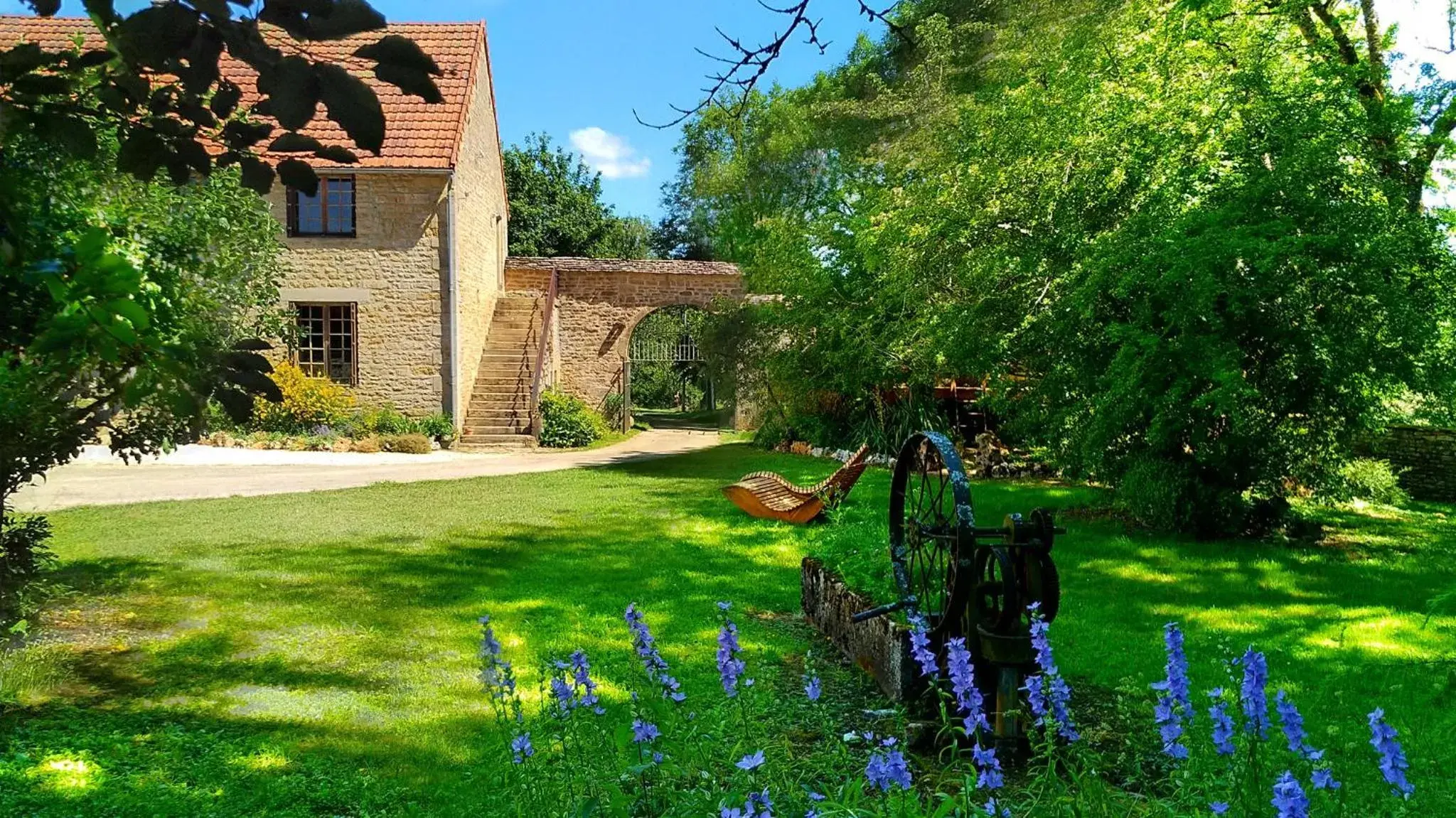 Facade/entrance, Garden in Jardin des Sens, la Rente d'Eguilly