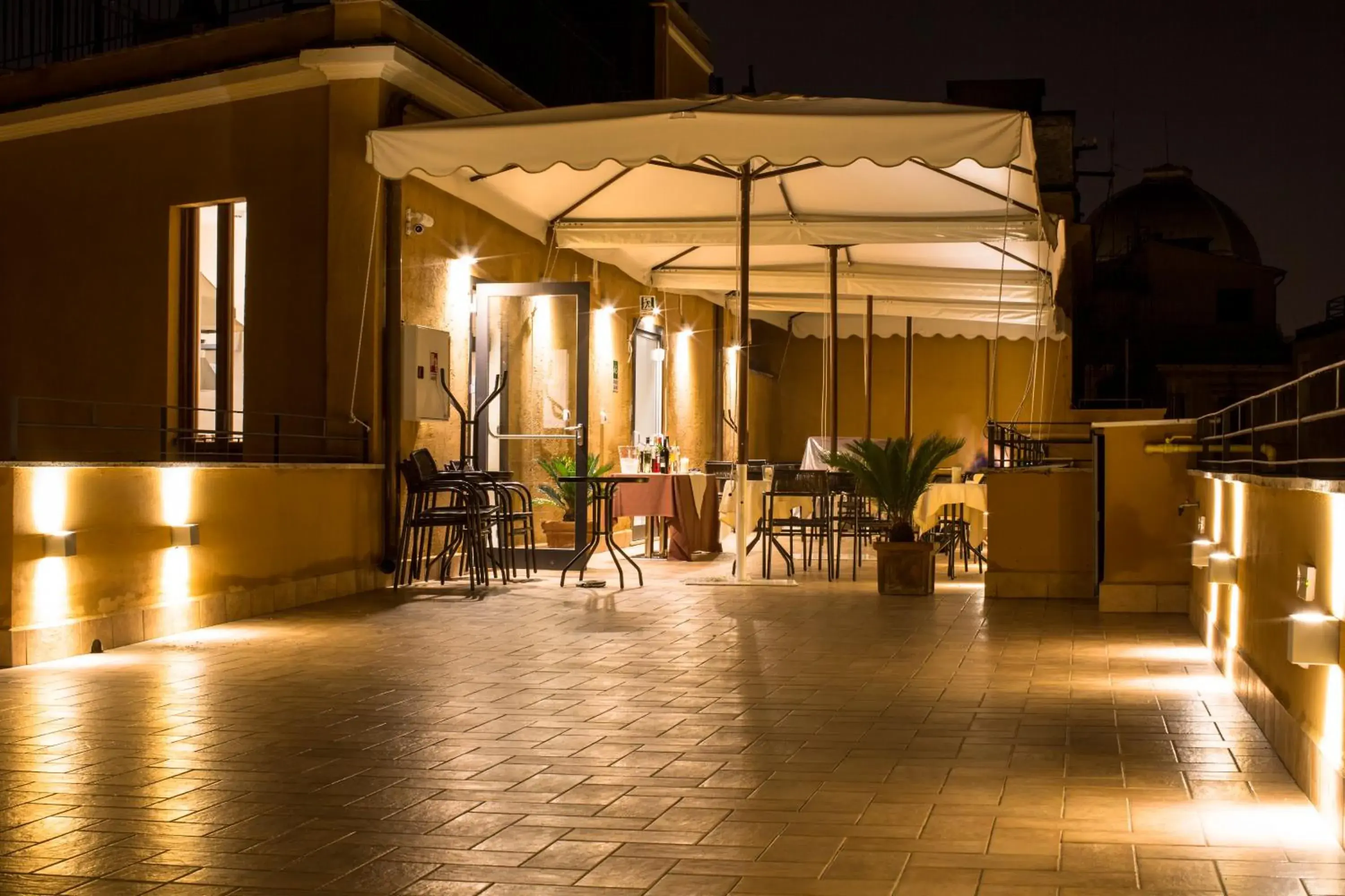 Patio, Restaurant/Places to Eat in Monte Cenci Hotel