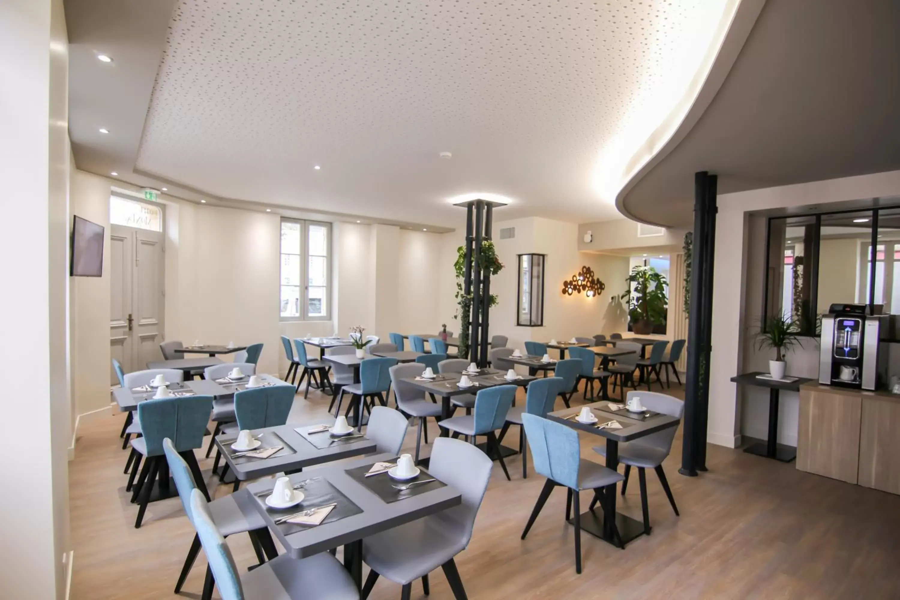 Food and drinks, Restaurant/Places to Eat in Hôtel Montaigne