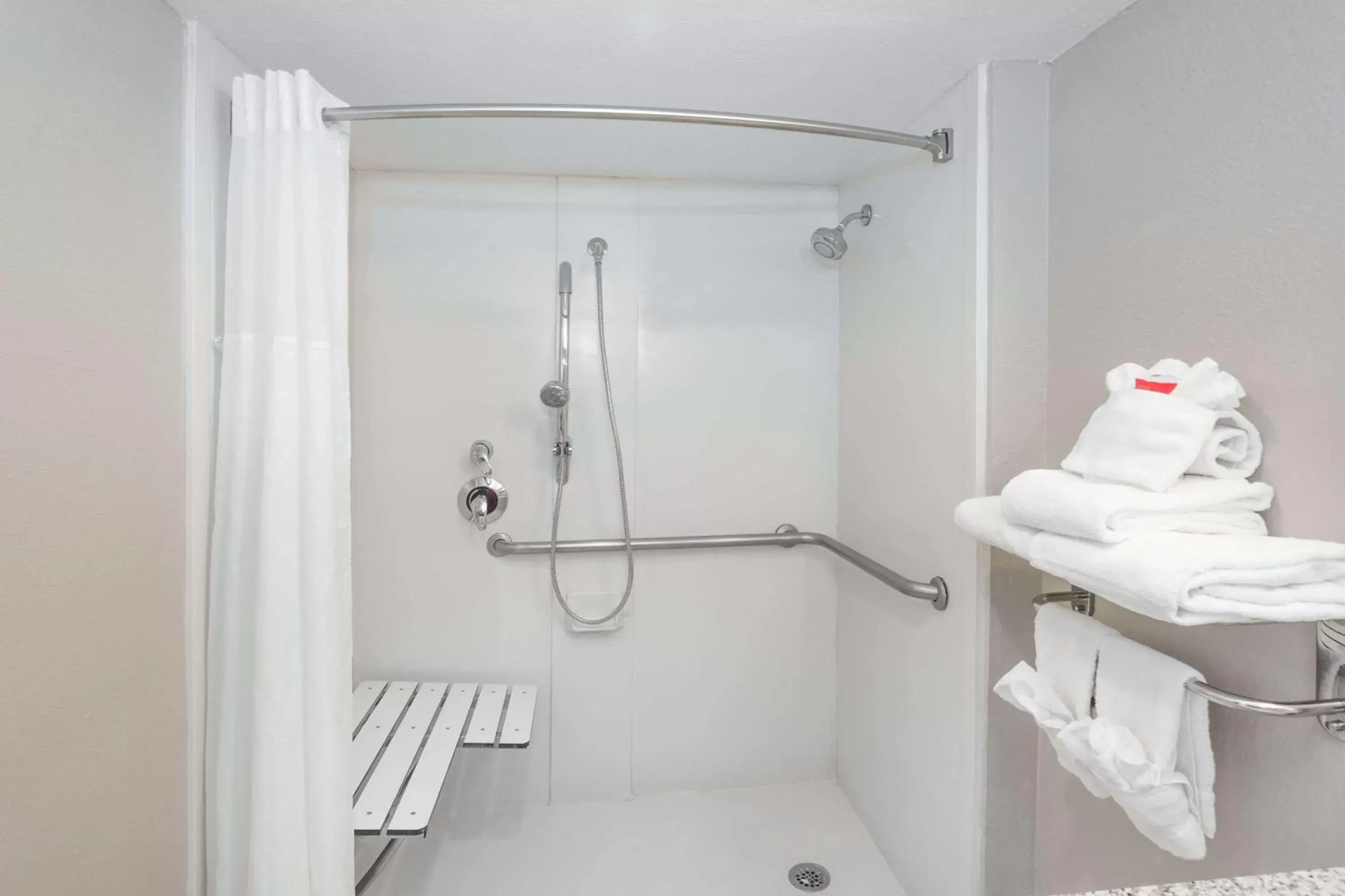 Shower, Bathroom in Casa Bella Inn & Suites