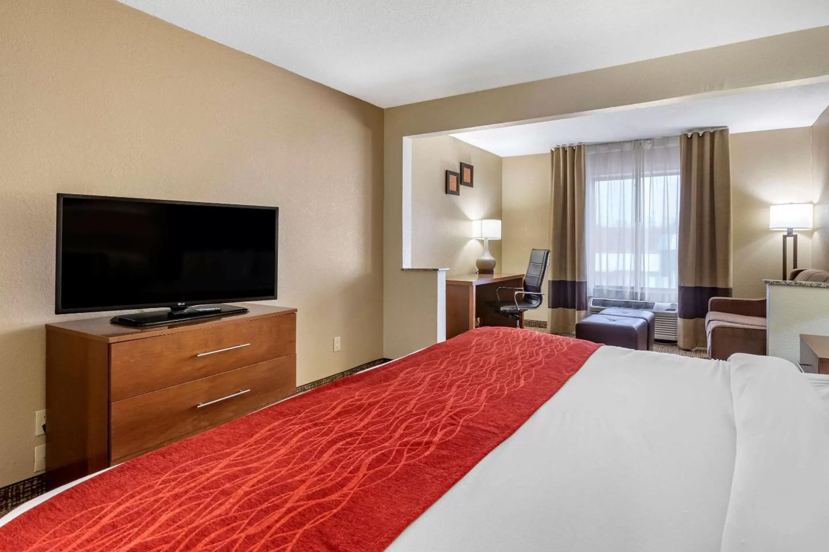 Photo of the whole room, TV/Entertainment Center in Comfort Inn & Suites Cedar Rapids North - Collins Road