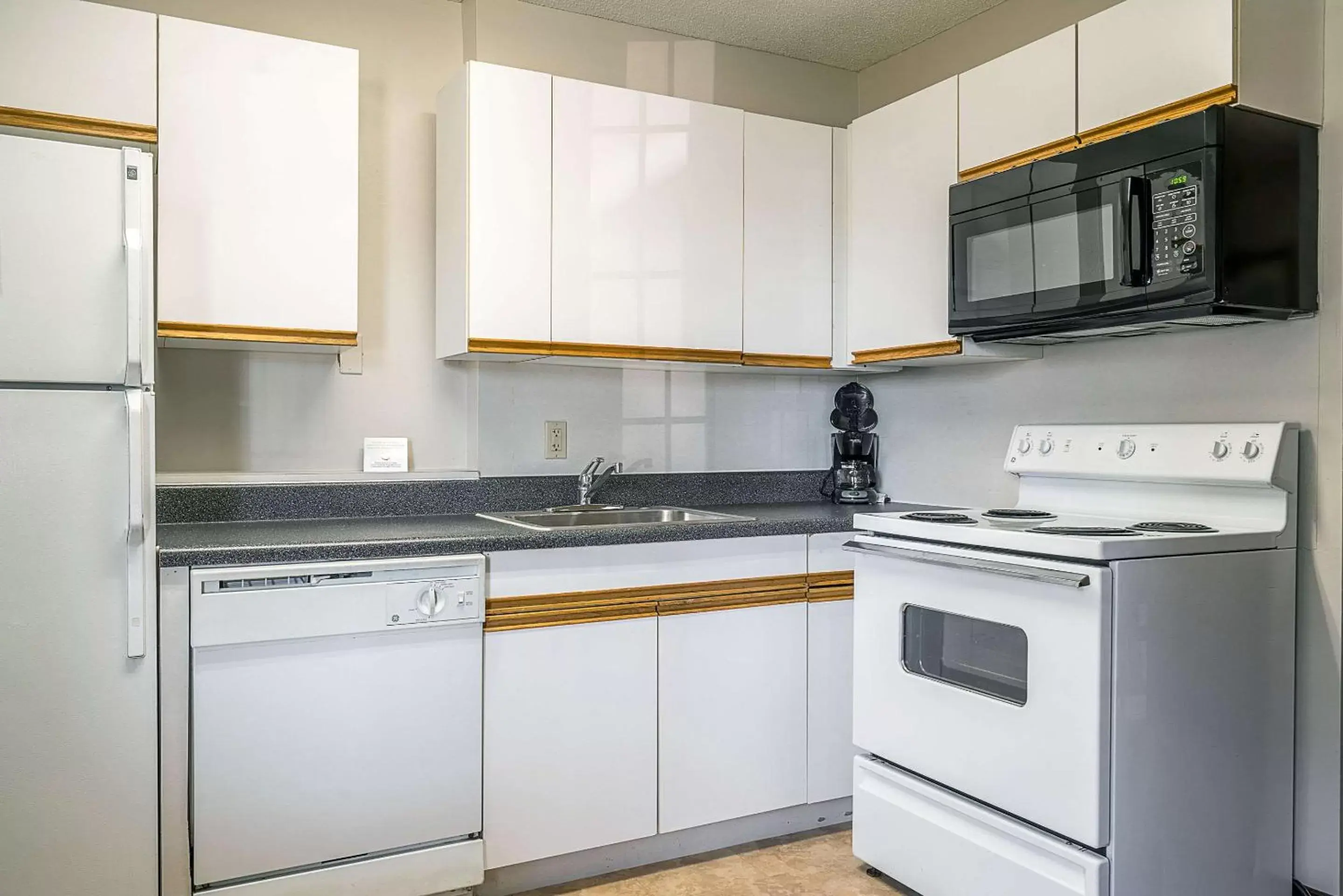 Kitchen or kitchenette, Kitchen/Kitchenette in Suburban Studios of Wilmington