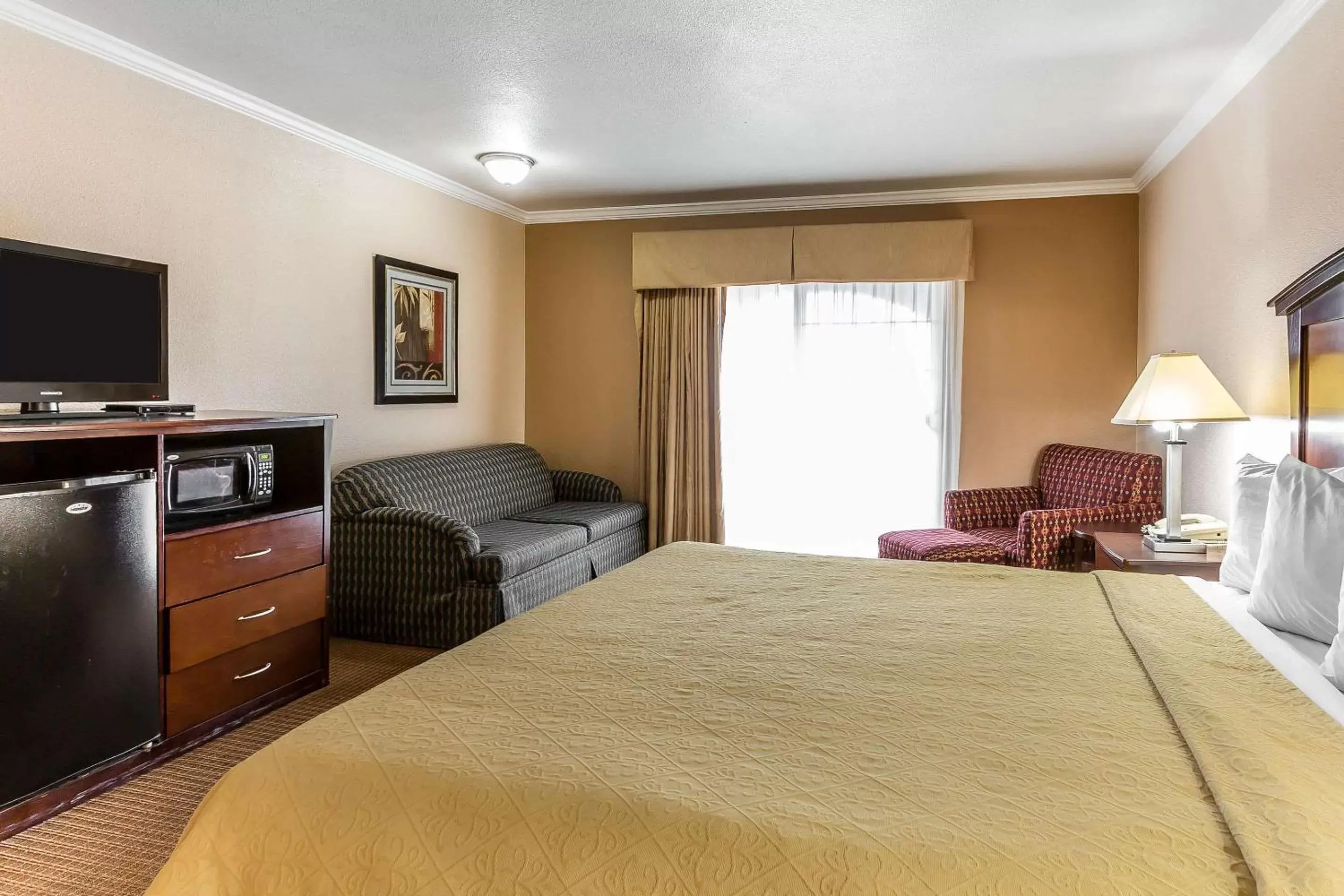 Photo of the whole room, Bed in Quality Inn near Hearst Castle