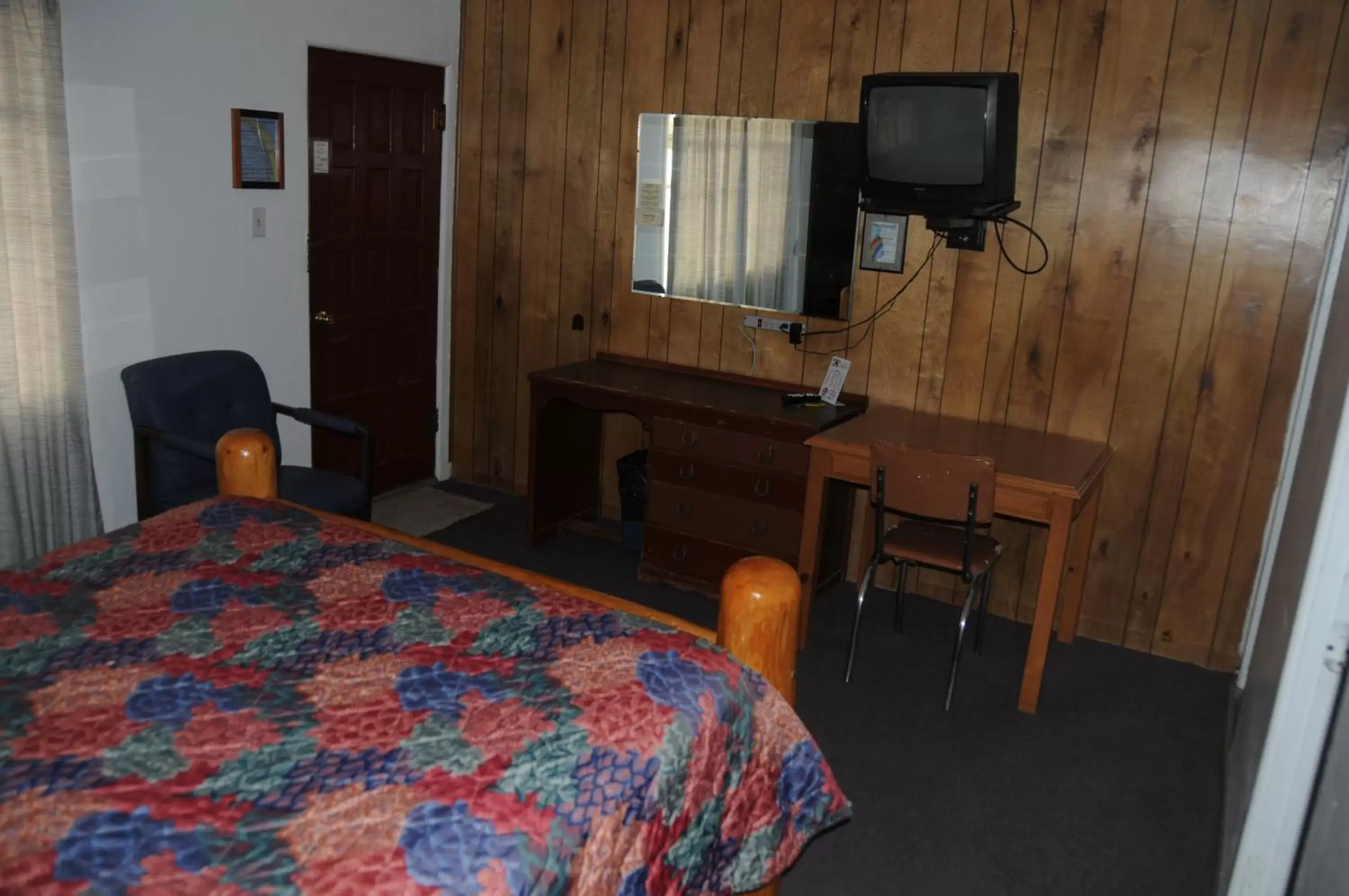 Two-Bedroom Suite in Rainbow Motel
