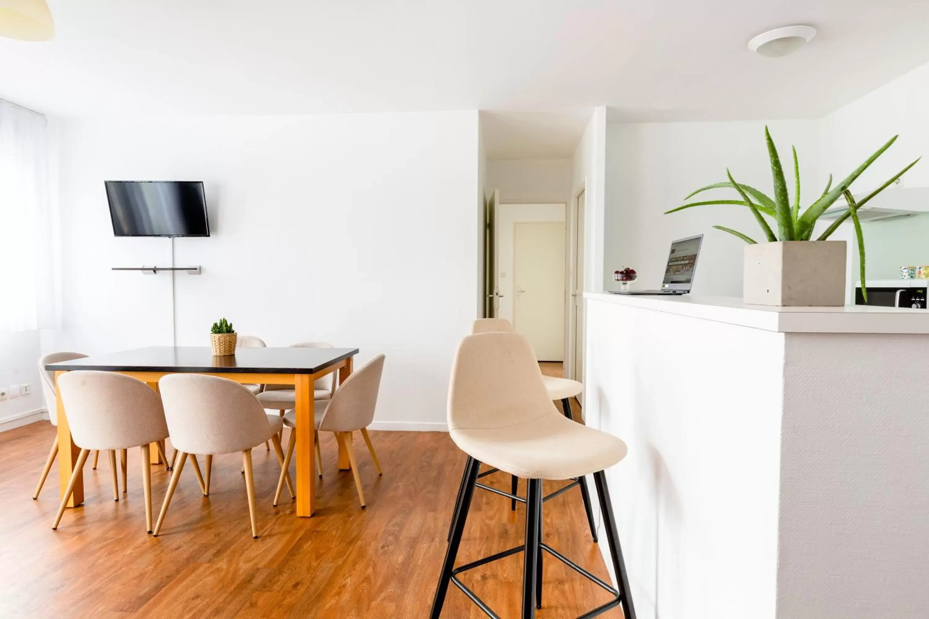 Kitchen or kitchenette, Dining Area in Cerise Nantes Atlantis