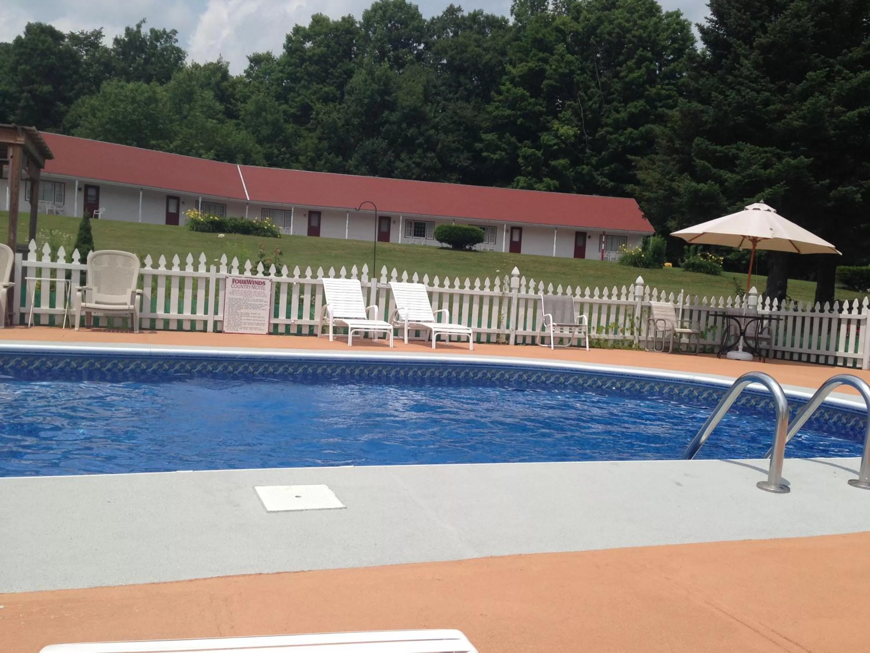 Swimming pool in Four Winds Country Motel