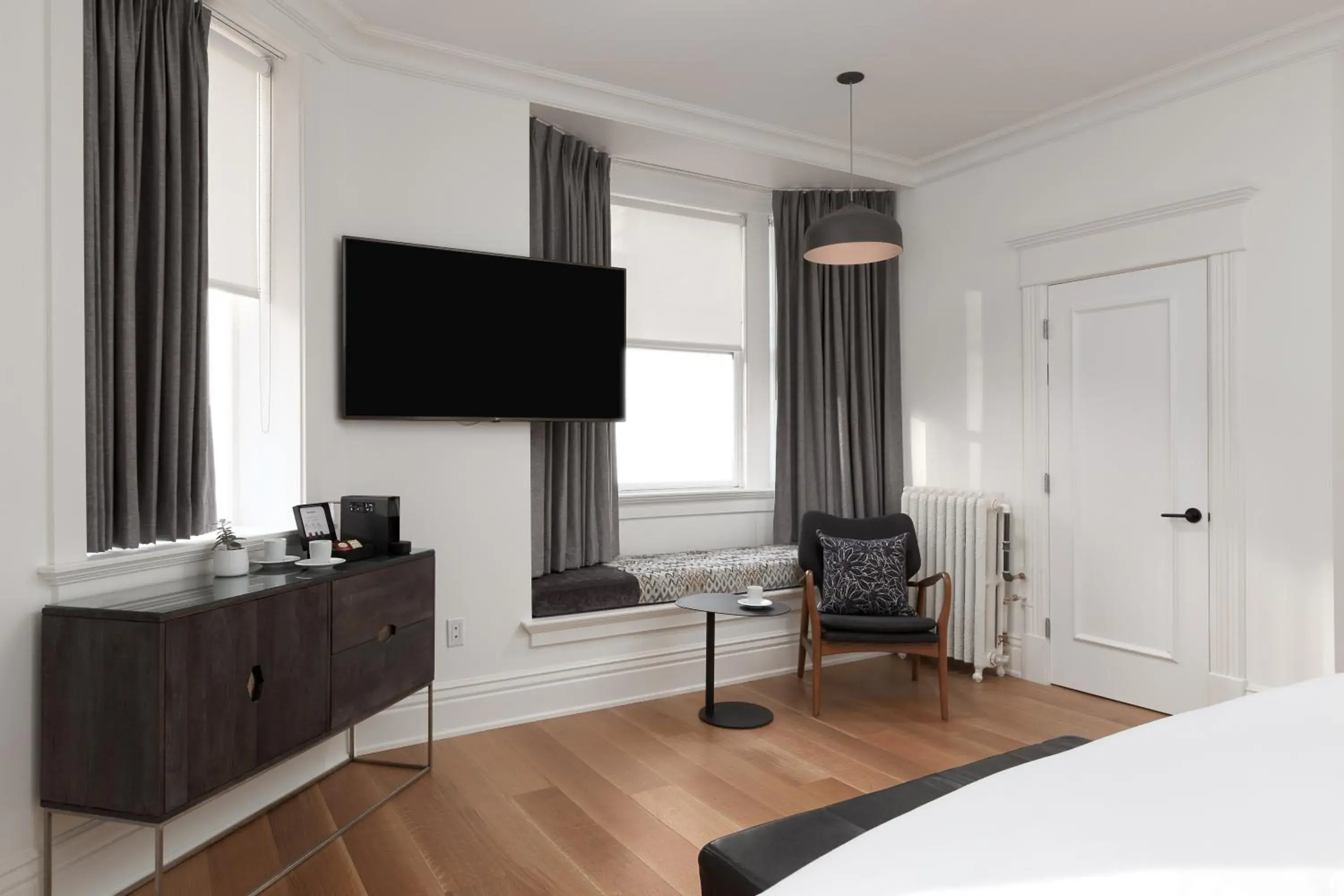 Bedroom, TV/Entertainment Center in Victorian Hotel