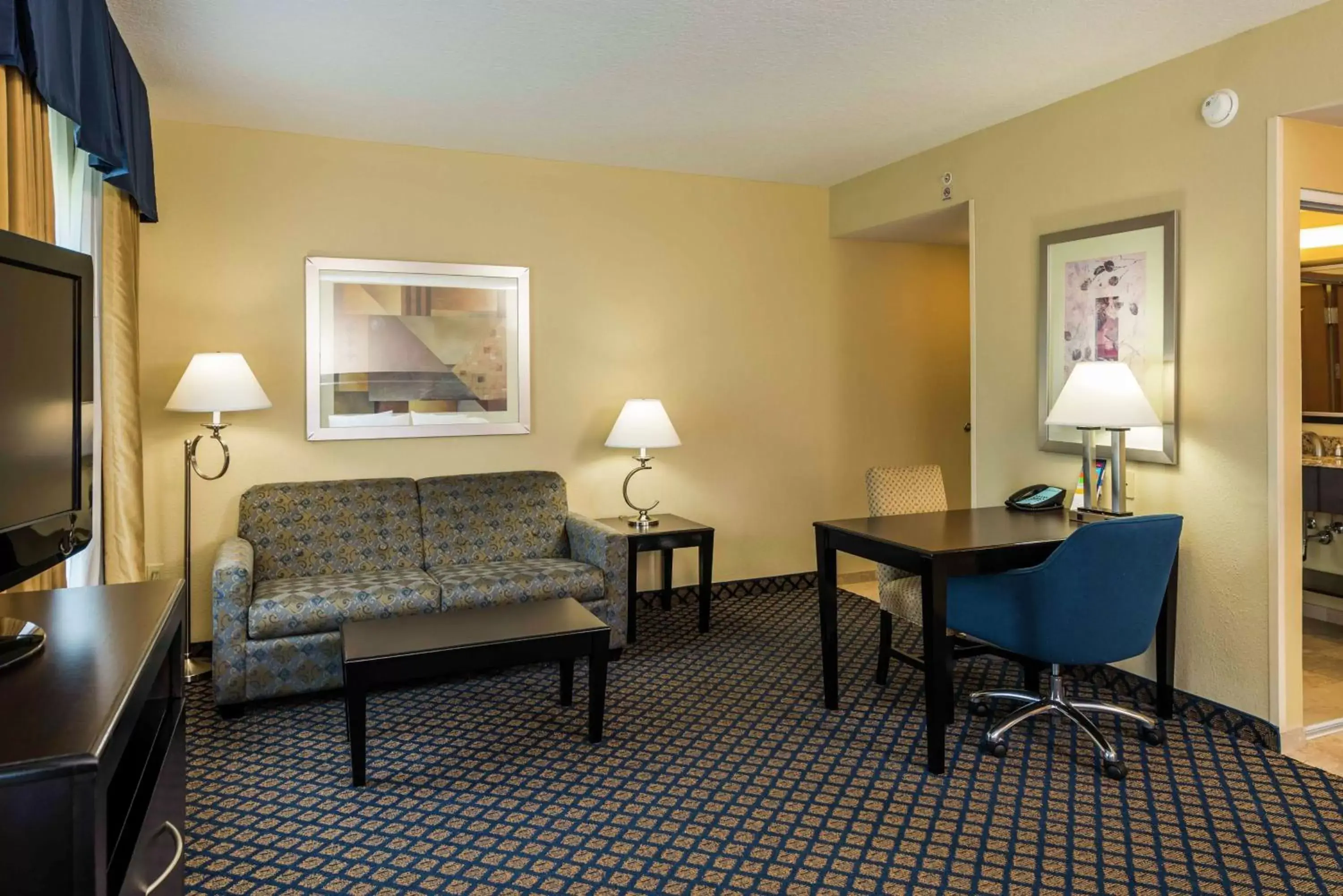 Bedroom, Seating Area in Hampton Inn & Suites Jacksonville South - Bartram Park