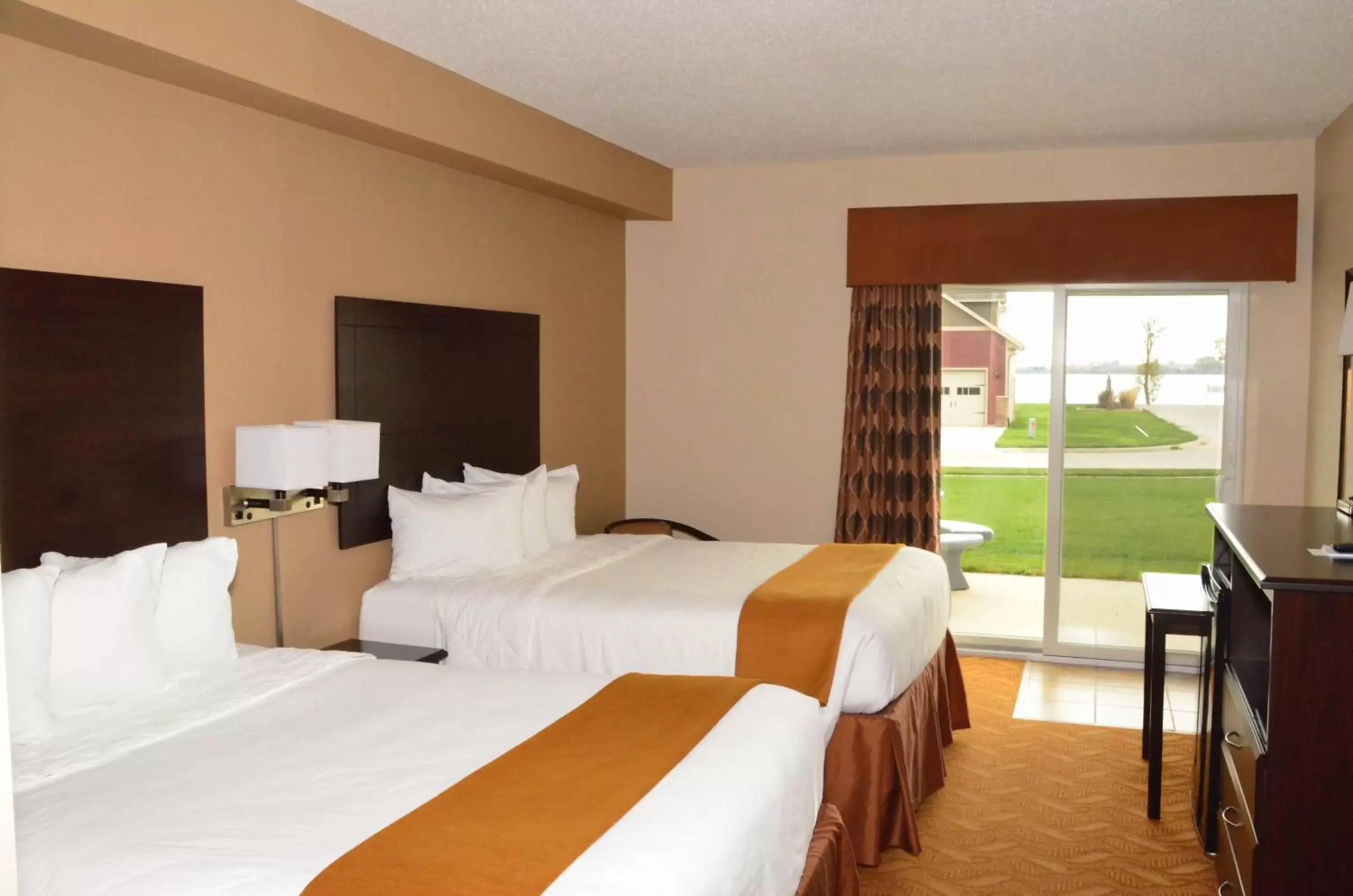 Bed in Cobblestone Inn & Suites - Lake View