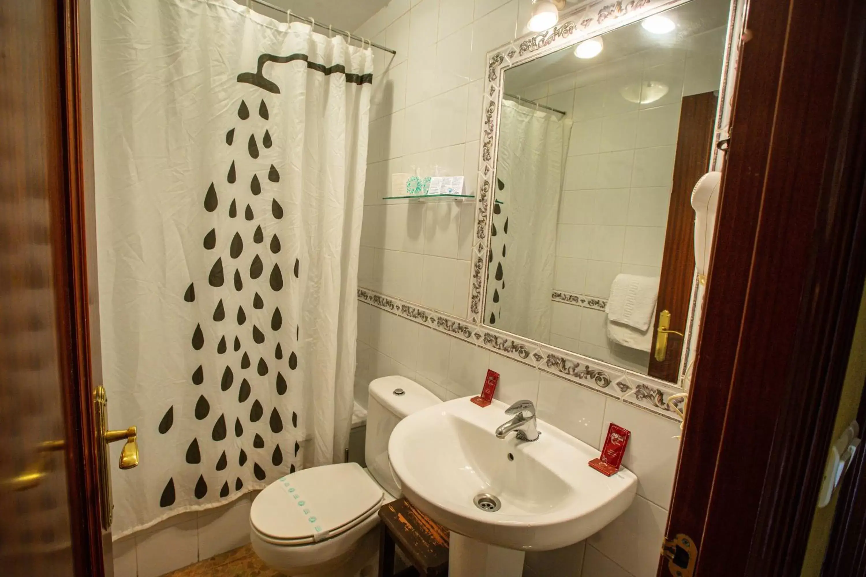 Bathroom in Hotel Arunda II
