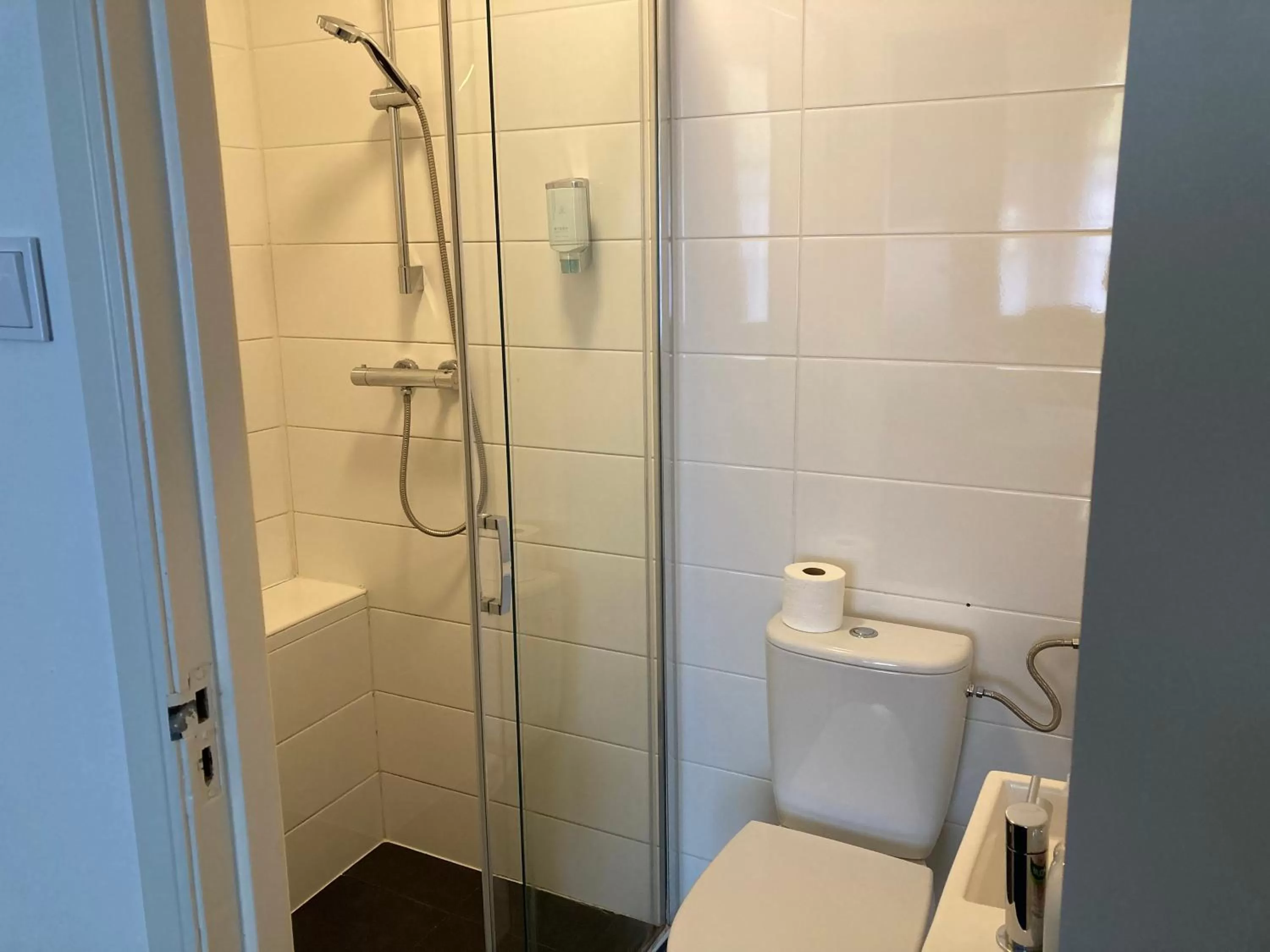 Shower in Hotel Poseidon