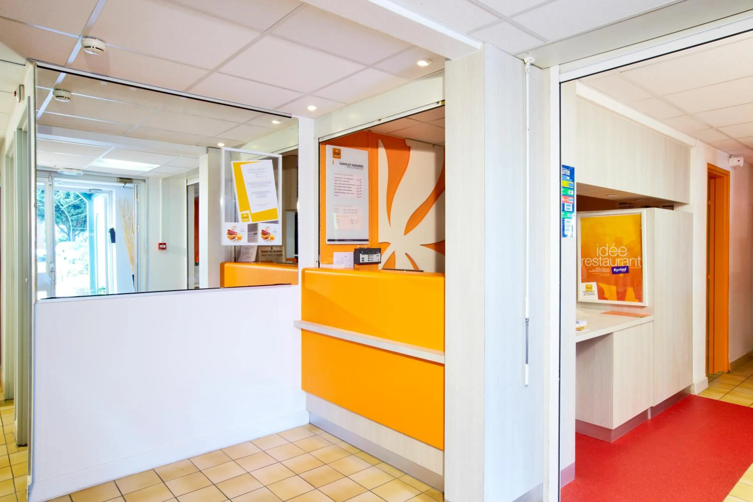 Lobby or reception in Premiere Classe Geneve - Saint Genis Pouilly