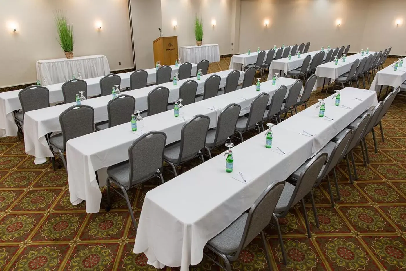 Banquet/Function facilities in Rogue Regency Inn & Suites