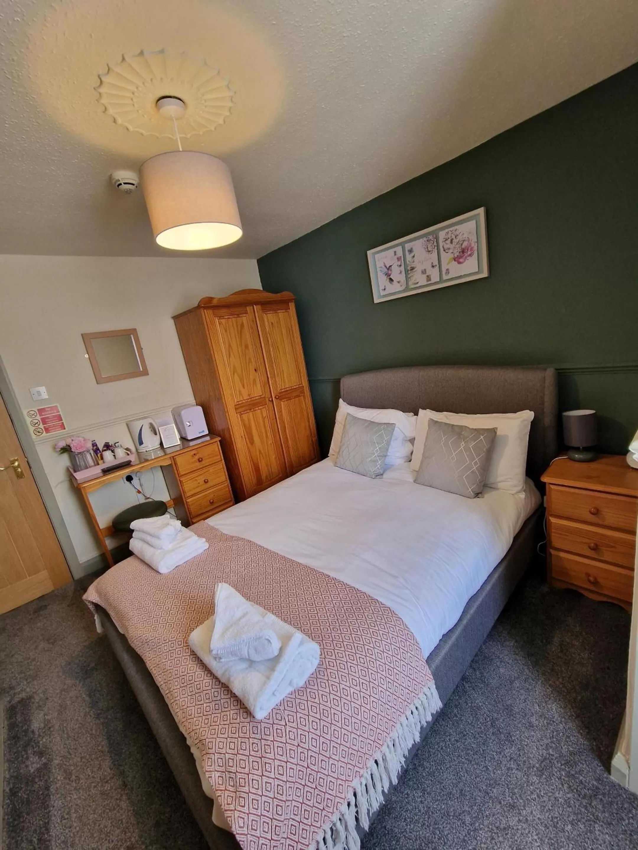 Small Double Room in The Foresters Arms