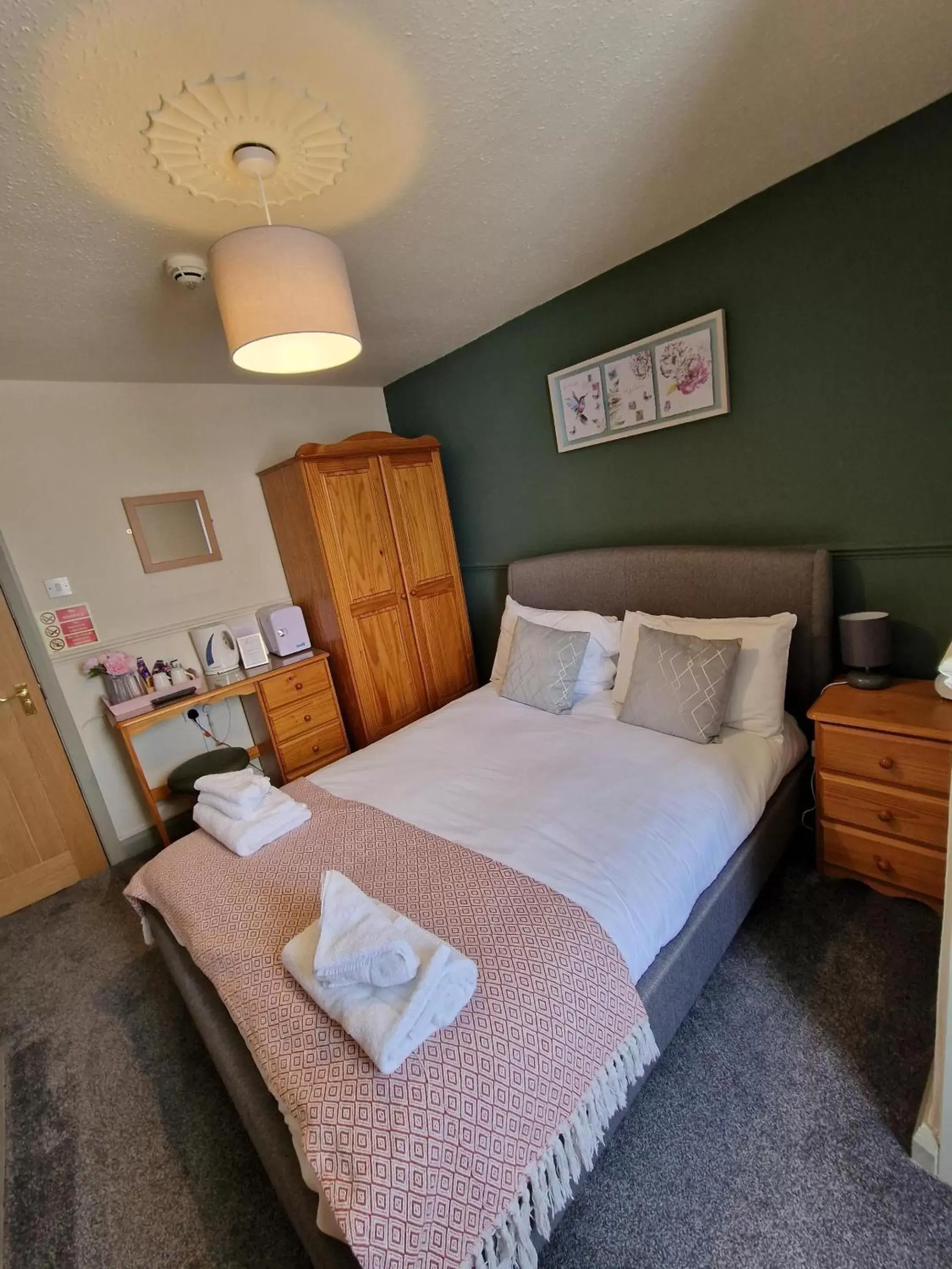 Small Double Room in The Foresters Arms Small Double Room in The Foresters Arms