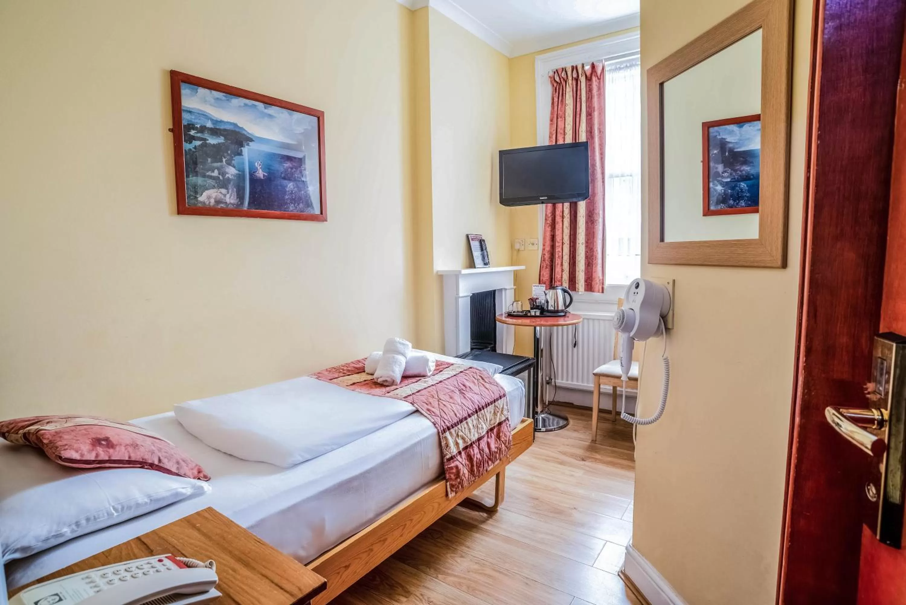 Bedroom, Bed in Shakespeare Hotel