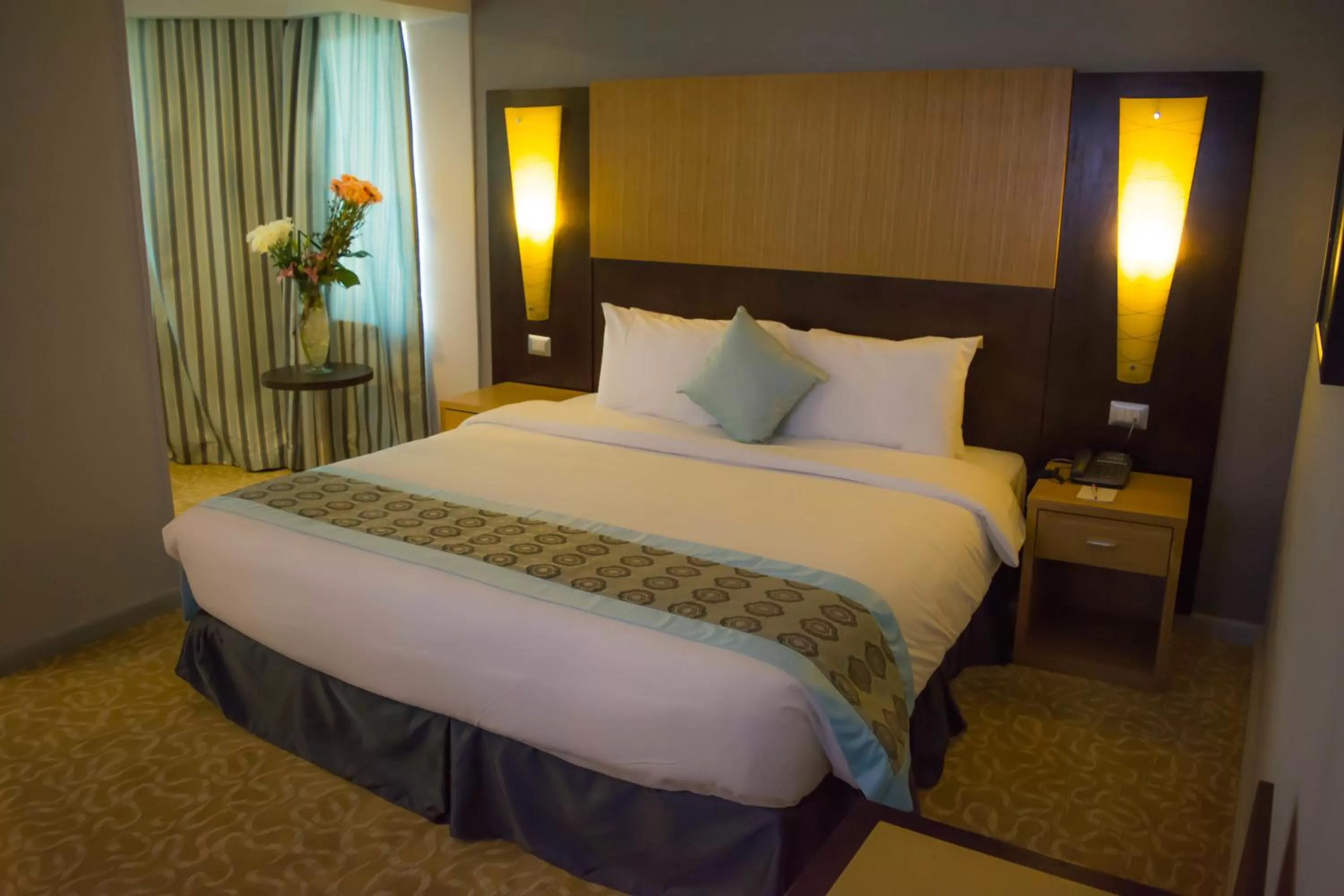 Bathroom, Bed in Tolip El Galaa Hotel Cairo