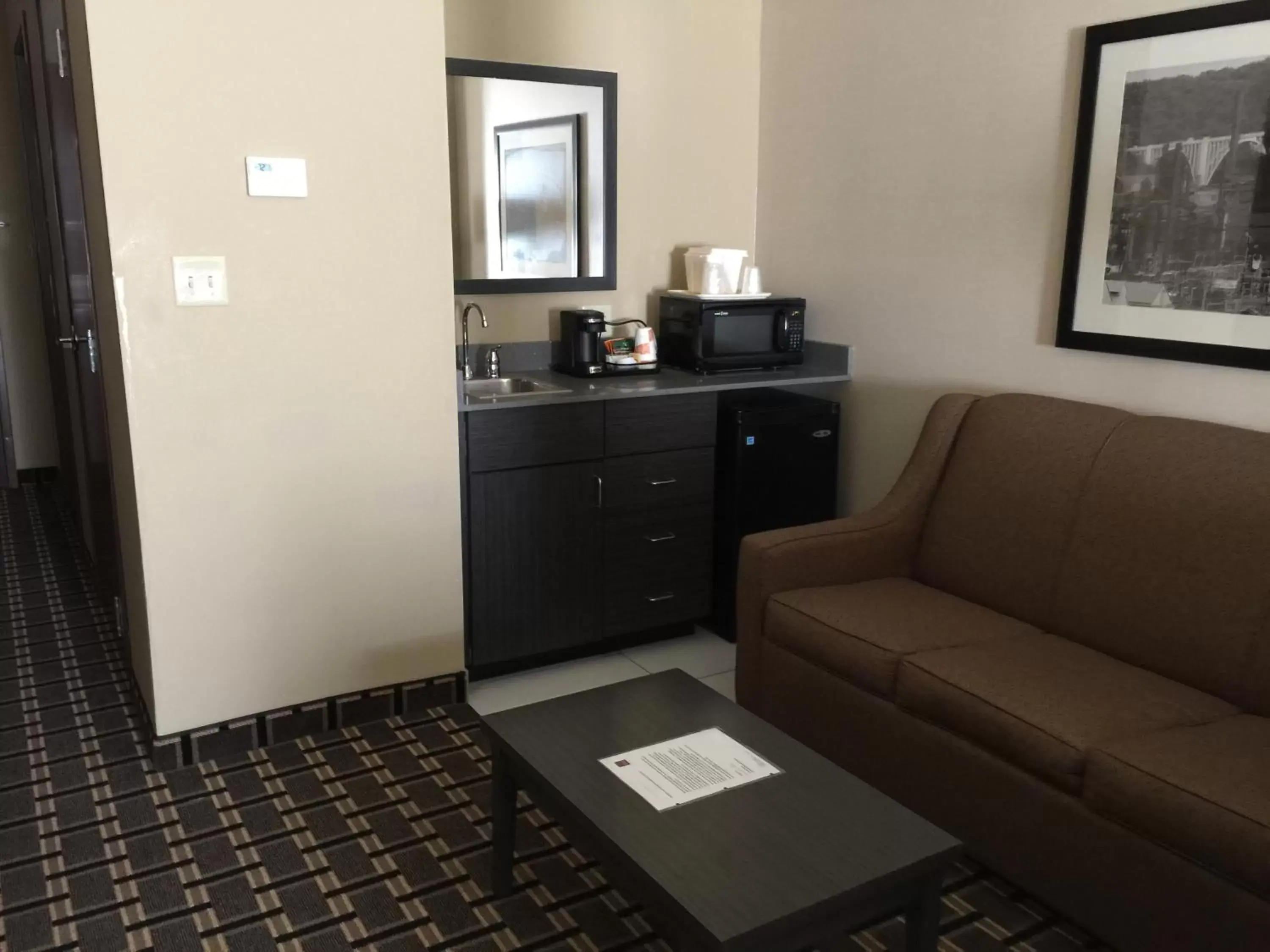 Seating Area in Comfort Suites Uniontown