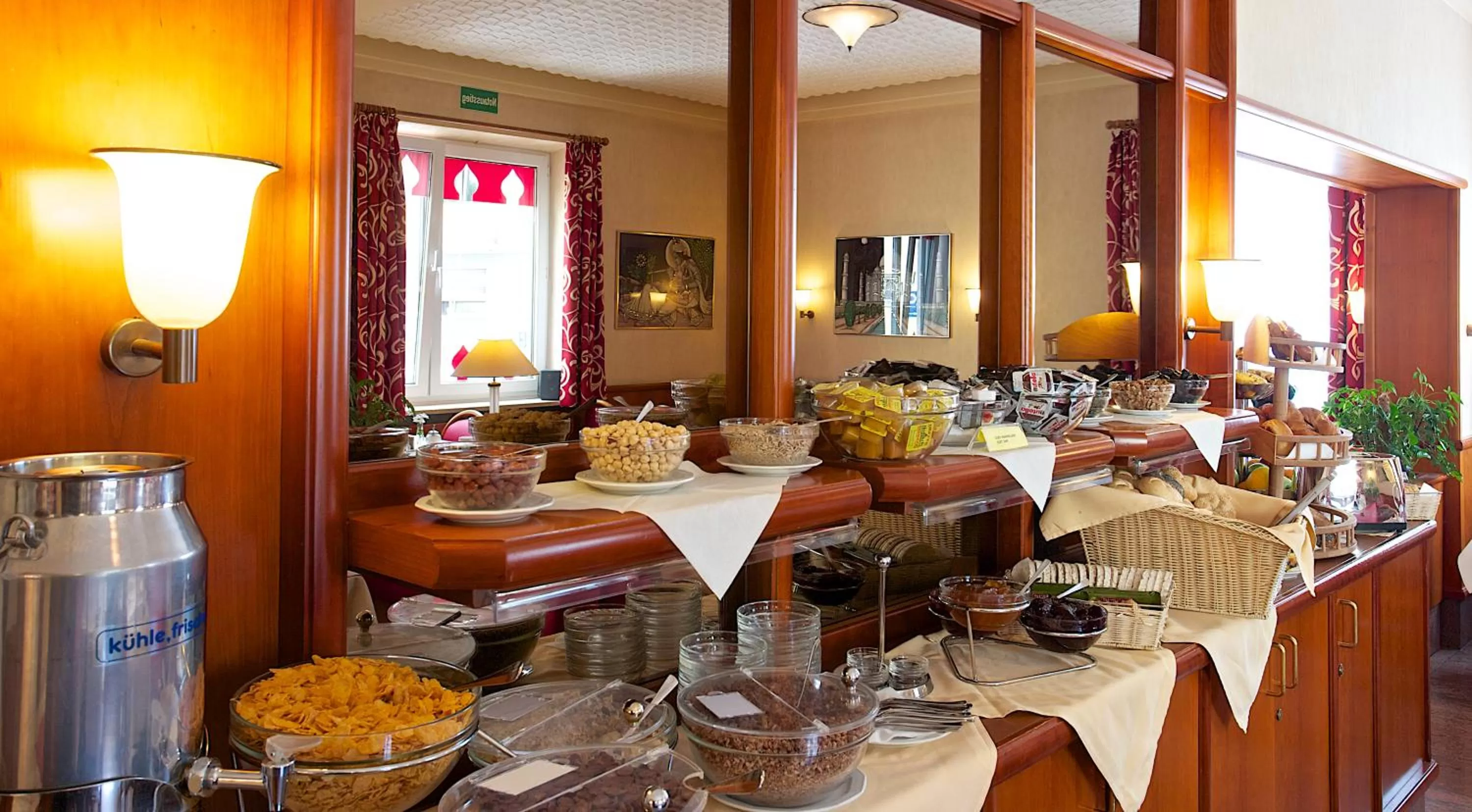 Restaurant/places to eat in Hotel Carmen