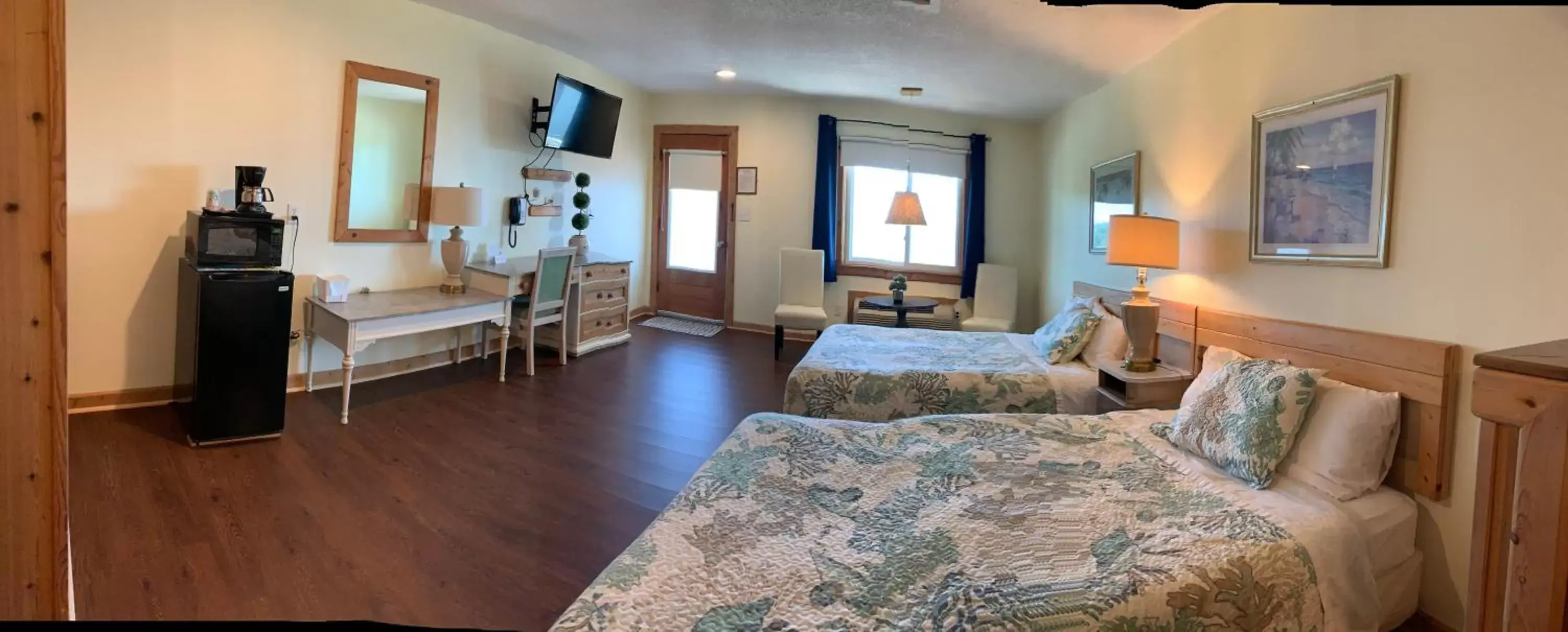 Photo of the whole room, Seating Area in Cape Pines Motel