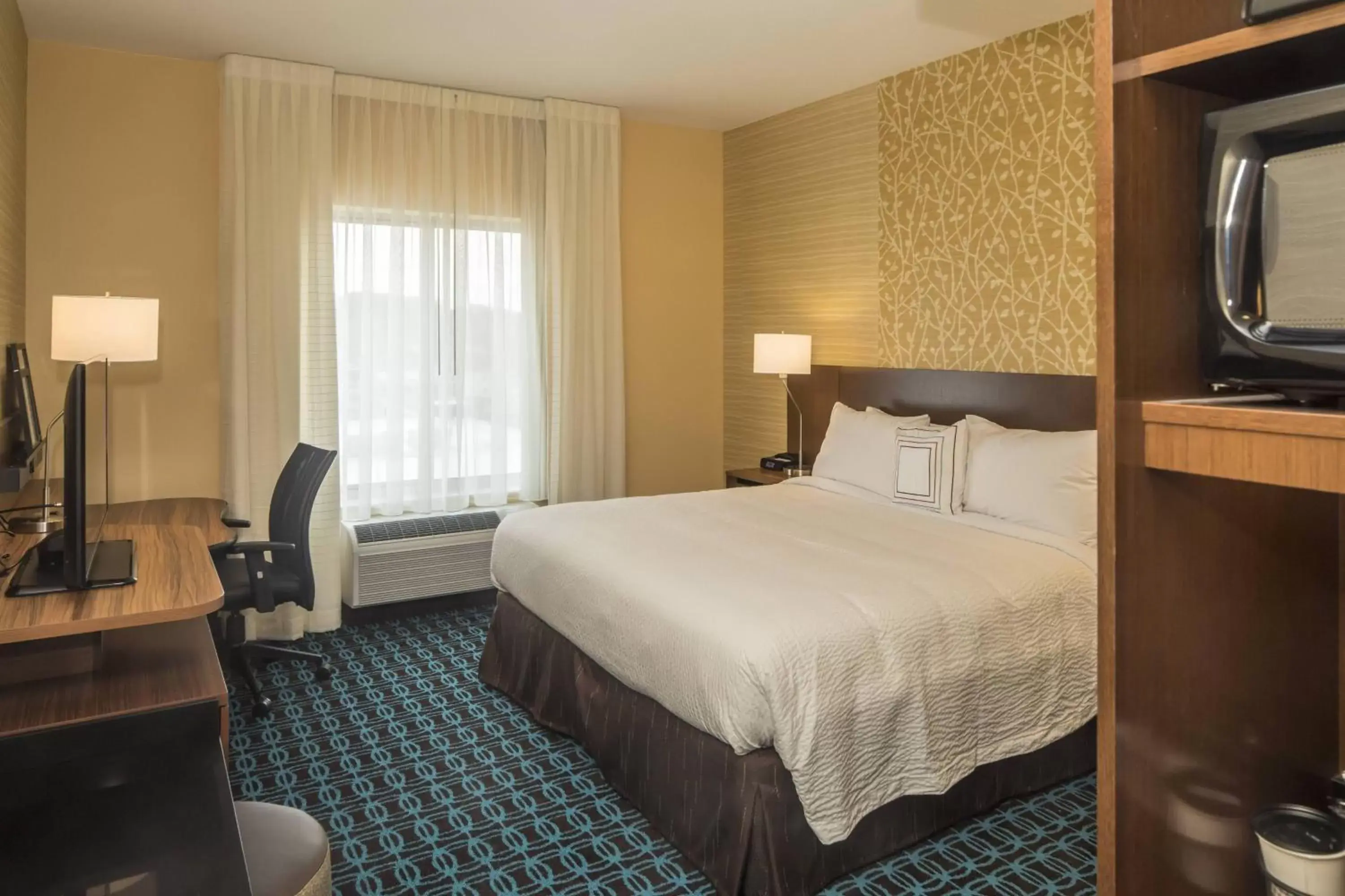 Photo of the whole room, Bed in Fairfield Inn & Suites by Marriott Pittsburgh North/McCandless Crossing