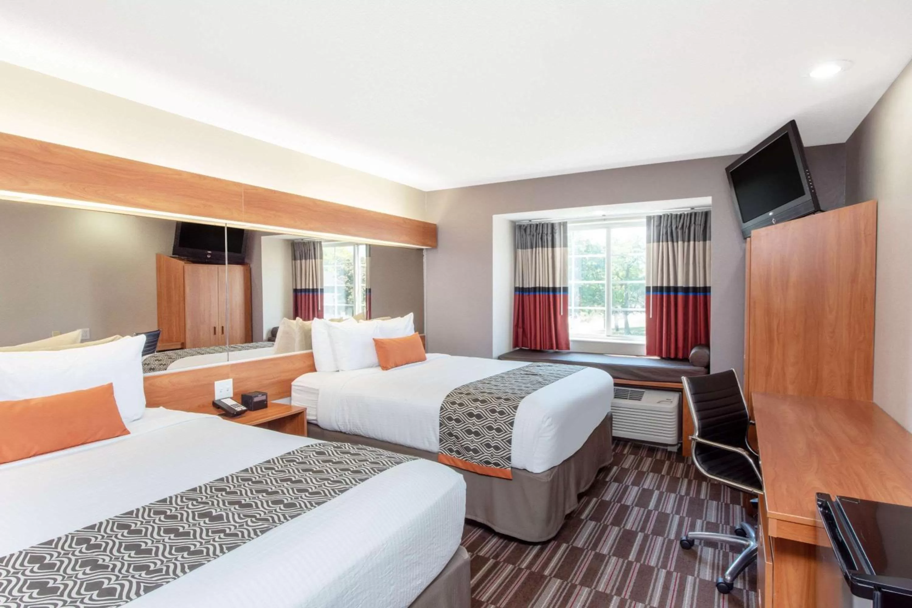 Photo of the whole room, Bed in Microtel Inn & Suites by Wyndham Springfield