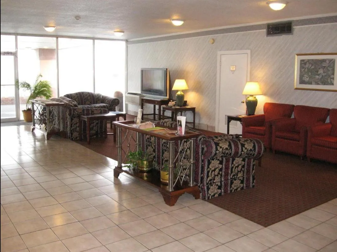 Communal lounge/ TV room, Seating Area in Americas Best Value Inn-Pocomoke City