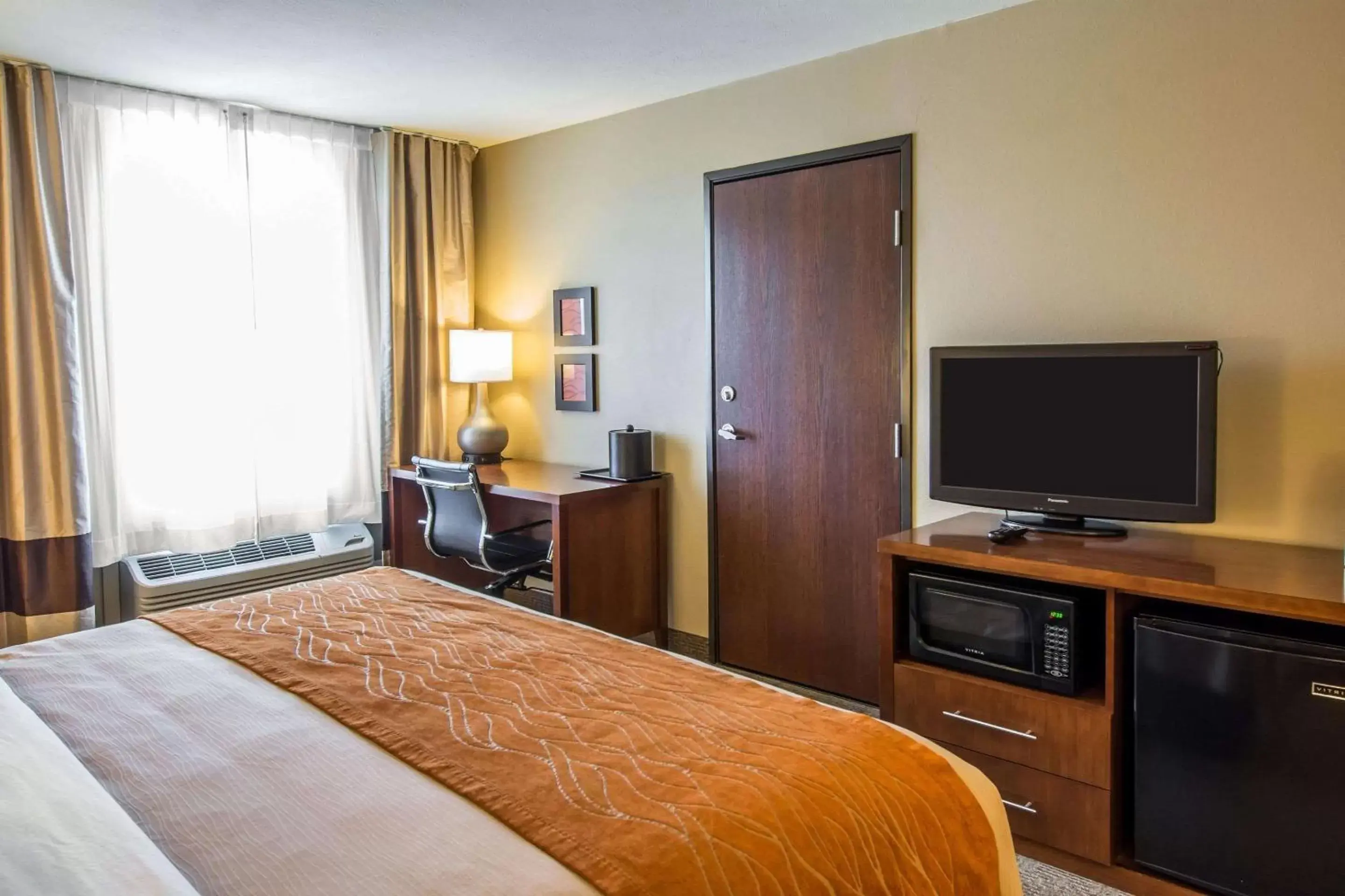 Photo of the whole room, TV/Entertainment Center in Comfort Inn & Suites Spokane Valley