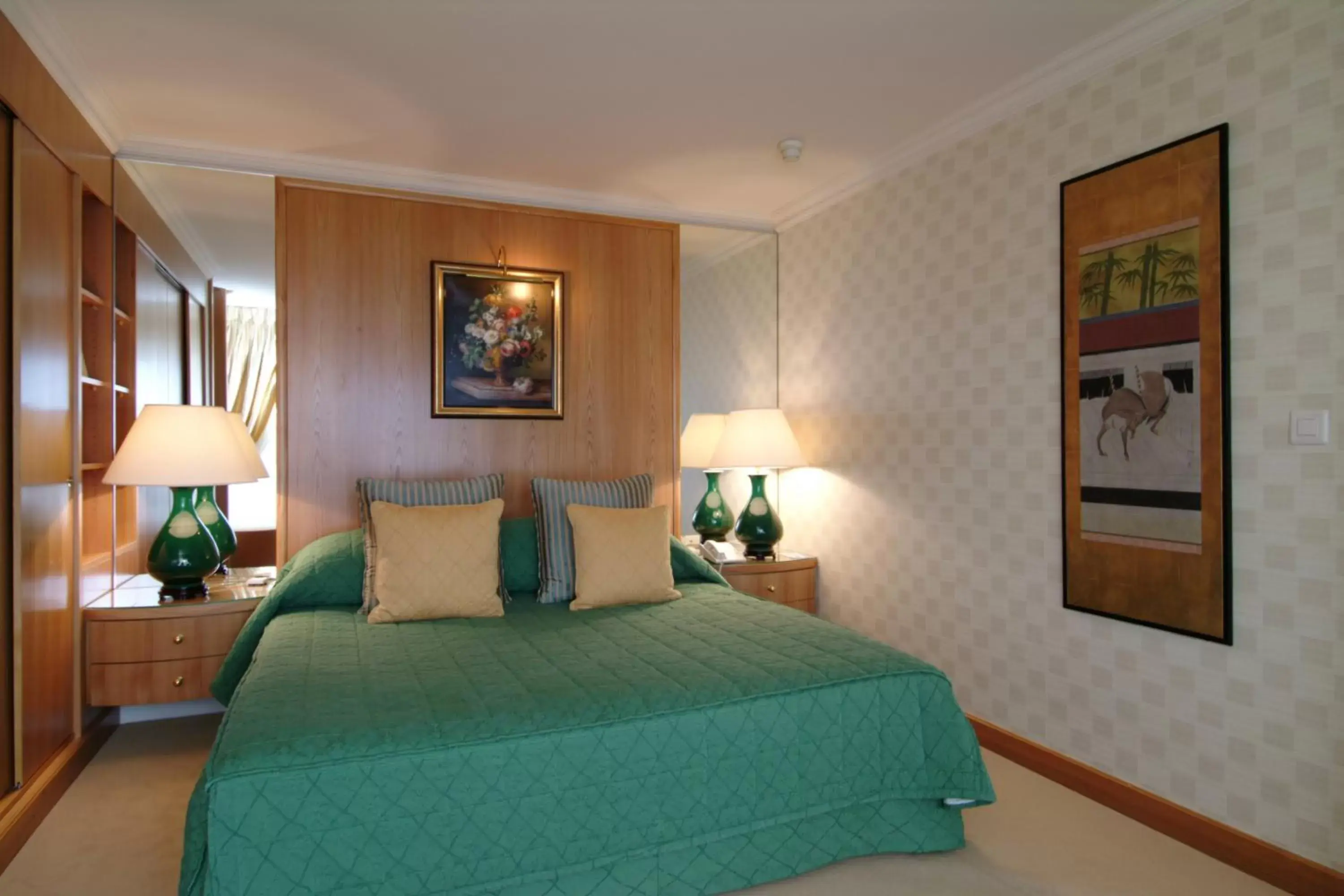 Bedroom, Bed in Royal Plaza Montreux
