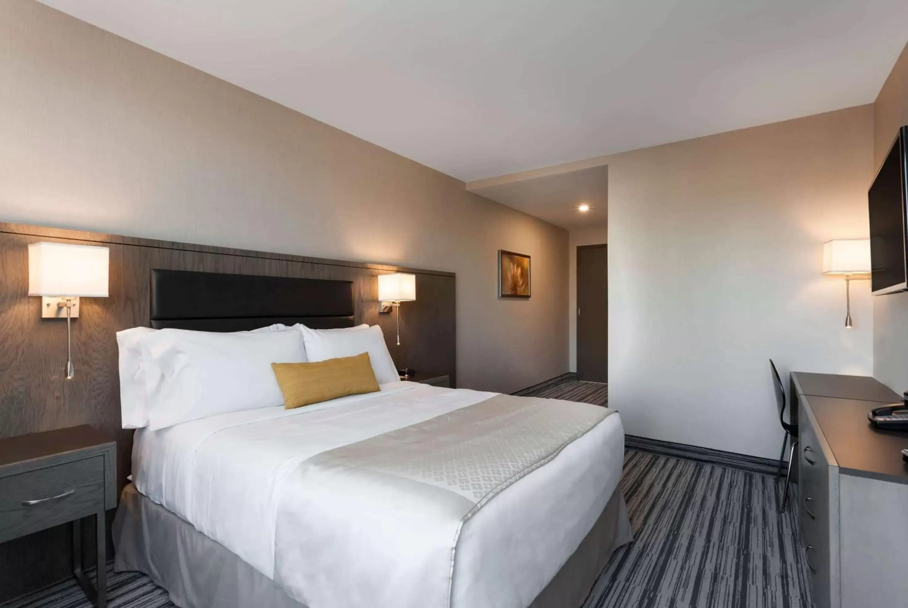 Photo of the whole room, Bed in Wyndham Garden LaGuardia South