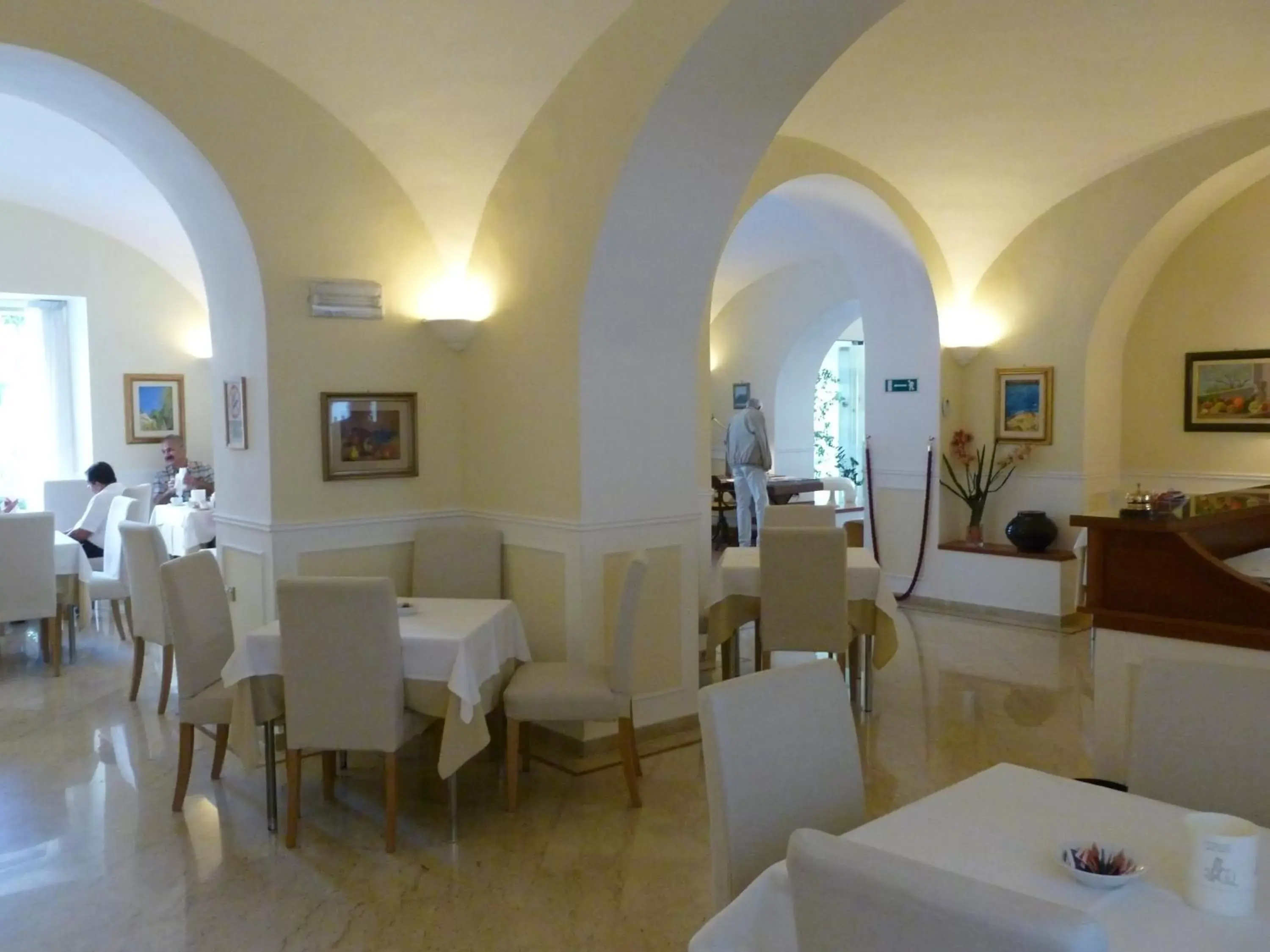 Restaurant/places to eat in Hotel Plaza Restaurant/places to eat in Hotel Plaza