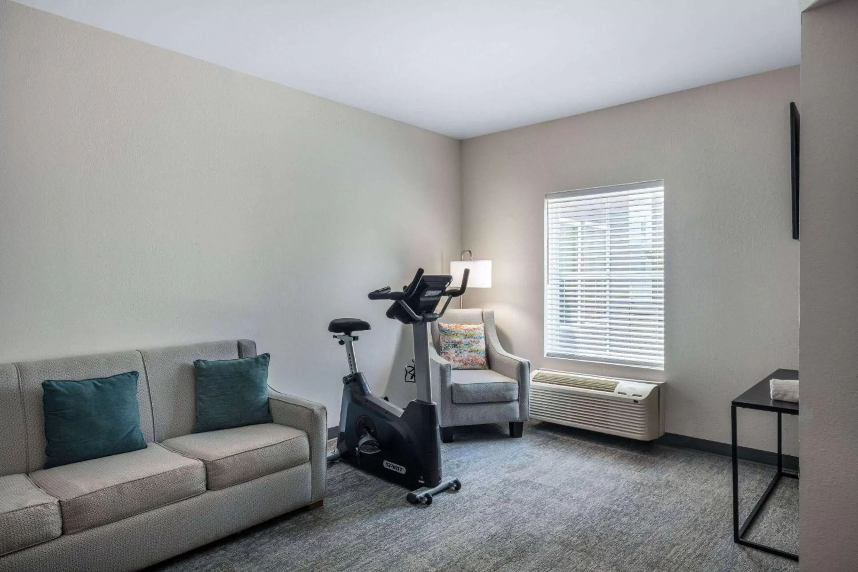 Bed, Fitness Center/Facilities in TRYP by Wyndham Tallahassee North I-10 Capital Circle