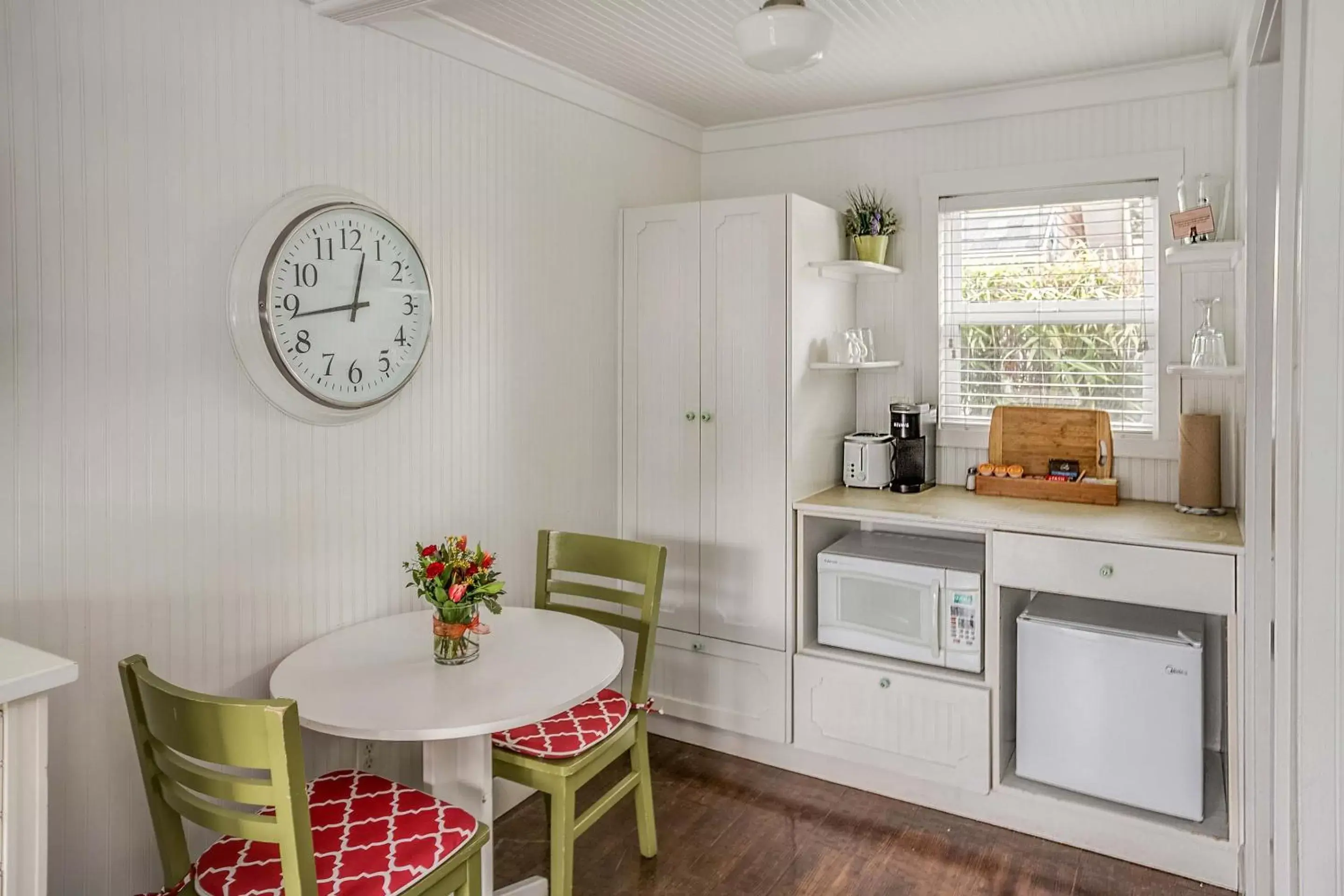 Bed, Kitchen/Kitchenette in Cannon Beach Hotel Collection