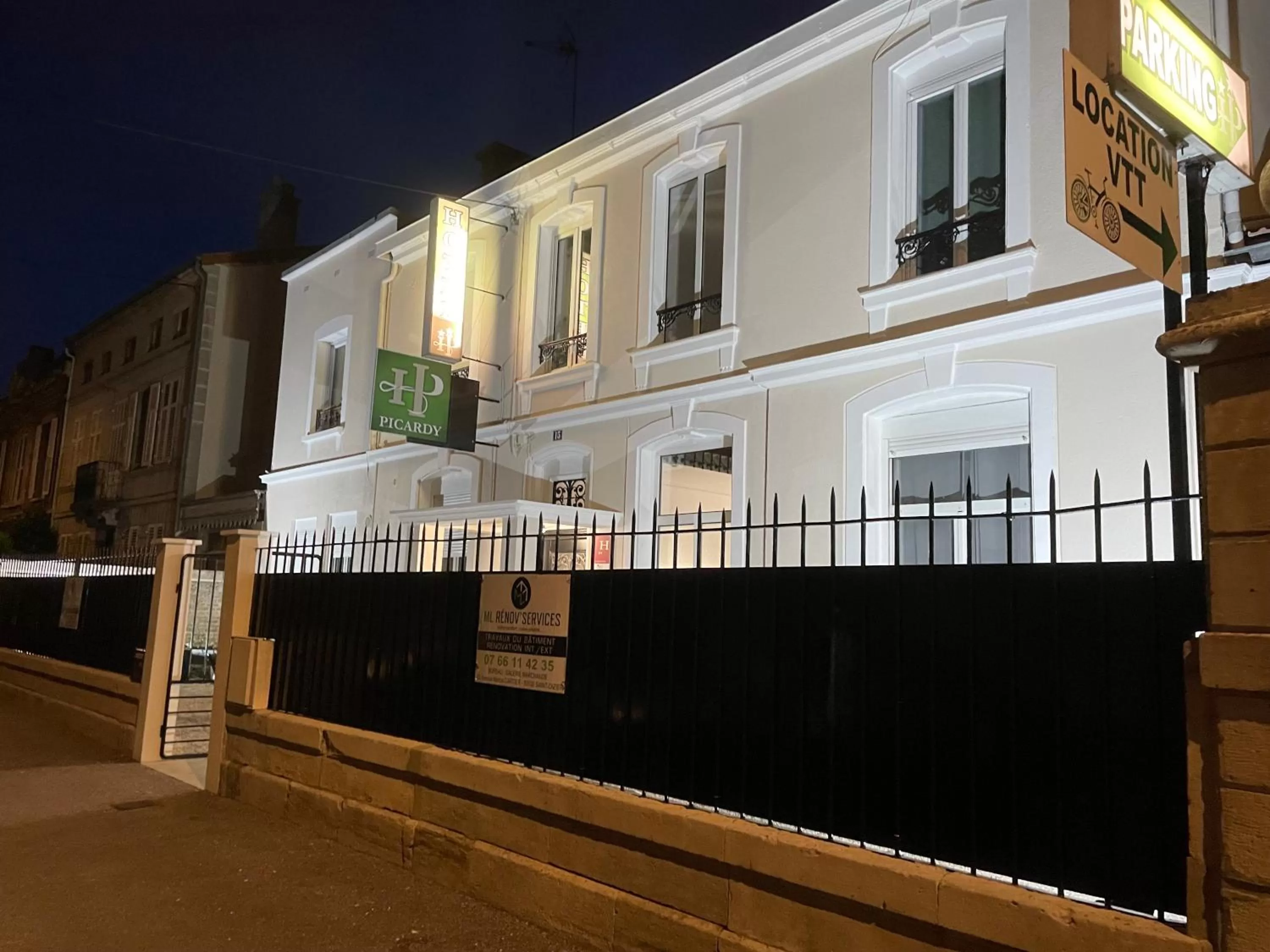 Property Building in Hôtel Le Picardy