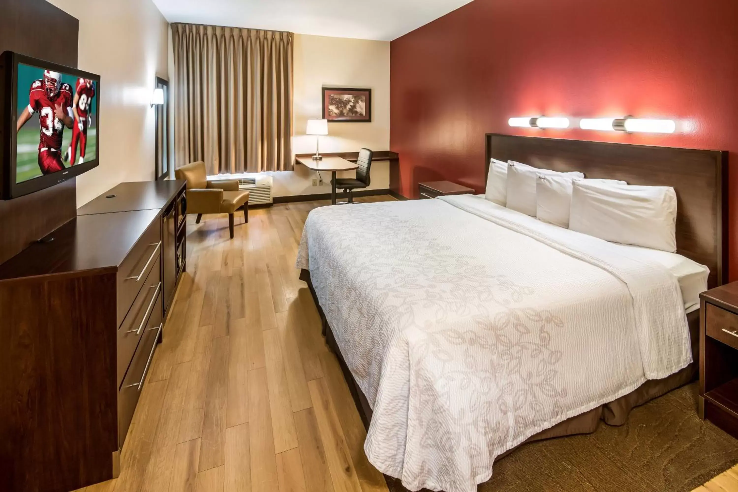 Bedroom, Bed in Red Roof Inn PLUS+ South Deerfield - Amherst